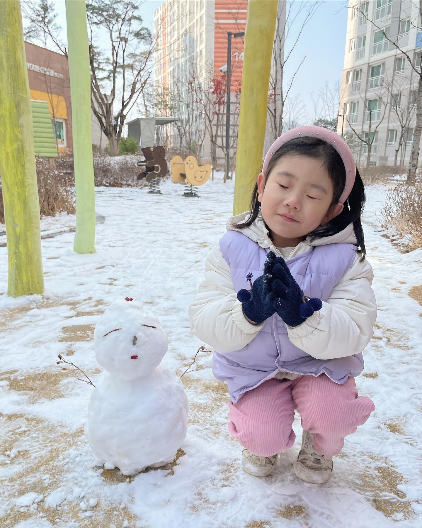 경상도에서 이 정도 눈은 특별하다..🫶🏻우왕
김쭈예 운좋게 방학때 엄마랑 둘이 옴팡지게
눈 놀이함 쿜 😍🩷🩷 동네 곳곳 이웃들이
만들어 놓은 눈사람 보는 재미도 있다😚

#눈사람만들기☃️ #눈사람 #경상도눈구경 #ㅋㅋ