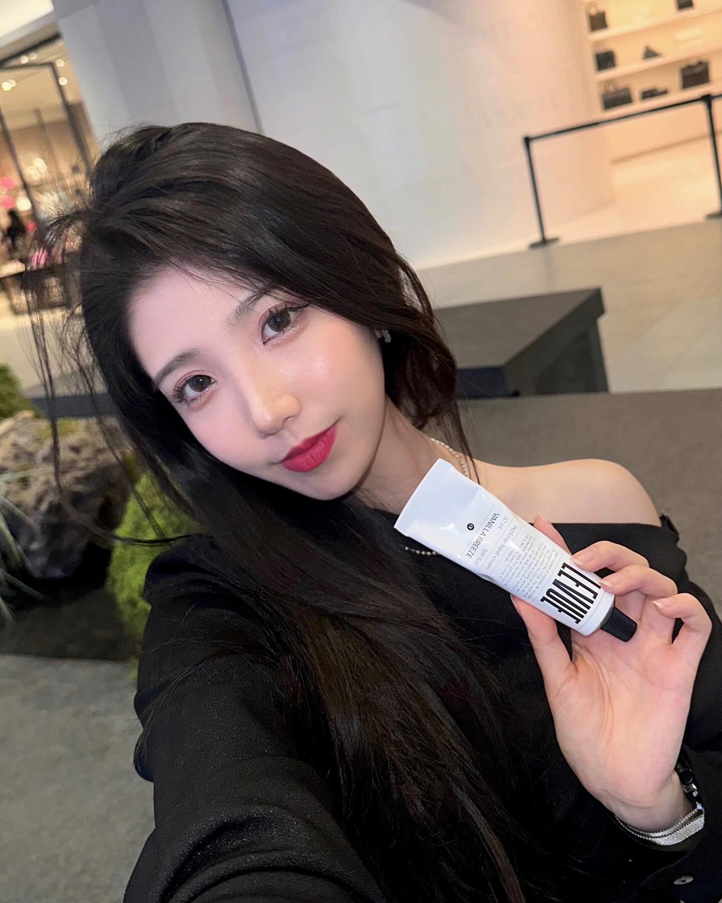 #광고 levue_official 

아니 제가 원래 달달한 바닐라향 좋아하거든요 ?
시중에서 저엉말 찾기 어려운데 르뷔에 딱 있다니 🤍☁️

무겁지 않은 적당한 텍스처에 촉촉핮 보습감까지
손 건조해지는 요즘 날씨에 가방 안 필수템이에요.
런칭해주셔서 감사합니다 사쟝님 ˳˳♡⃝ 

#르뷔 #LEVUE #퍼퓸핸드크림 #핸드크림 #바닐라브리즈 #선물추천