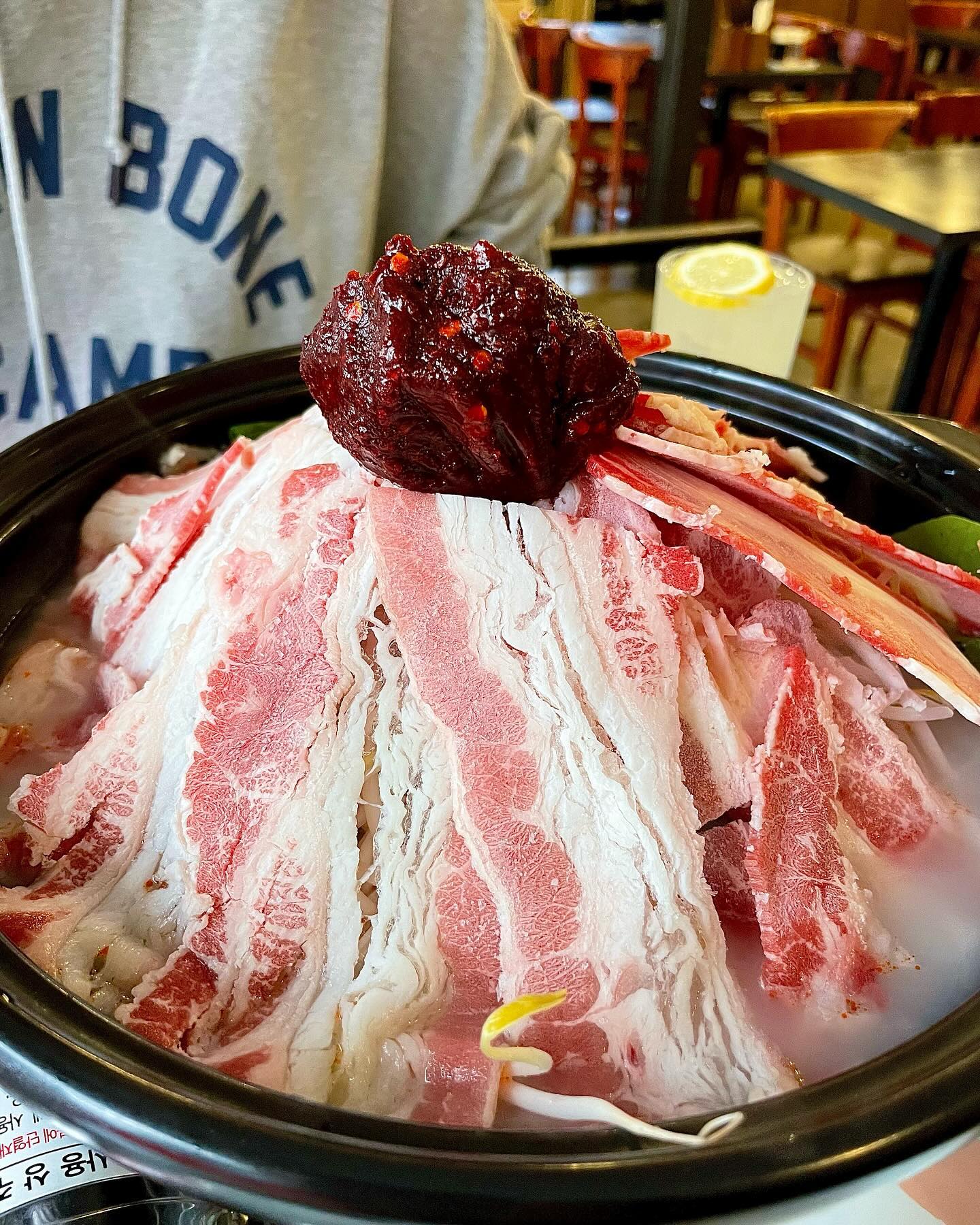 #협찬 역시 마라🌶️🤤,,, 
빨갛게 보글보글 끓어오르는 모습이 보기만 해도 침샘 자극 
우삼겹 마라 전골이랑 연태 레몬 하이블 조합은 최고얌🫶🏻
내가 하이볼 중 제일 좋아하는 연태 레몬 하이볼🍋💛 4,900원이라니 정말 저렴하다
수원 갈 때마다 조져줘야겠군🥹ㅋㅋ
여기는 튀긴 마늘, 고추가 들어있어 보통 꿔바로우보다 더 맛있다,,?
식사 끝마칠 때까지 행복했다🐷🐷헤헷
#수원맛집 #만리장성 #수원만리장성 #중국집만리장성 #남문맛집 #수원남문맛집 #팔달문맛집 #만리장성중화요리 #수원남문중국집 #팔달문중국집 #수원중식맛집팔단 #행궁동맛집 #남문외식 #수원남문모임장소 #수원마라탕 #마라전골