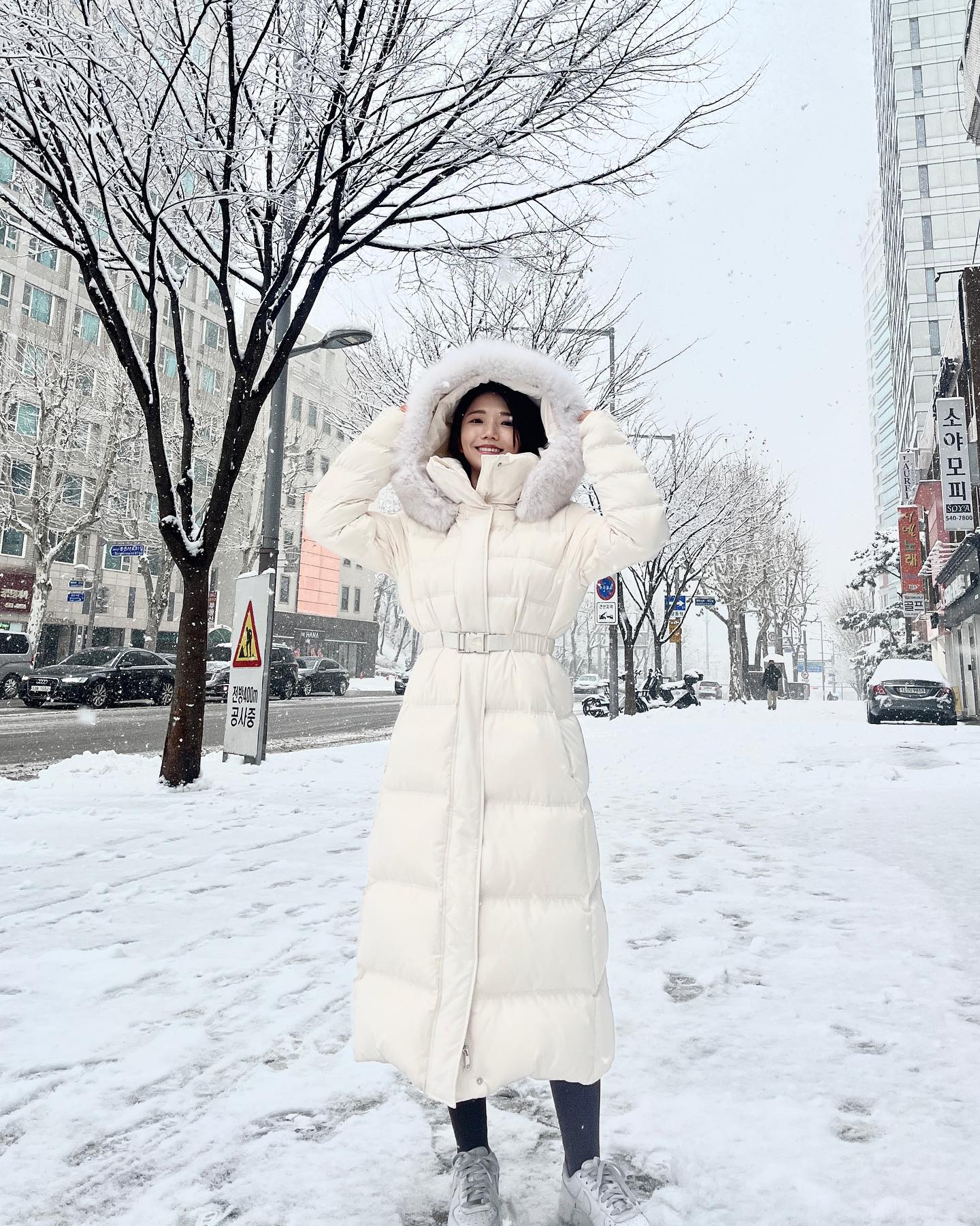 운동하고 나오니 눈이 쌓여있네😳❄️

#갑자기눈이펑펑 #함박눈