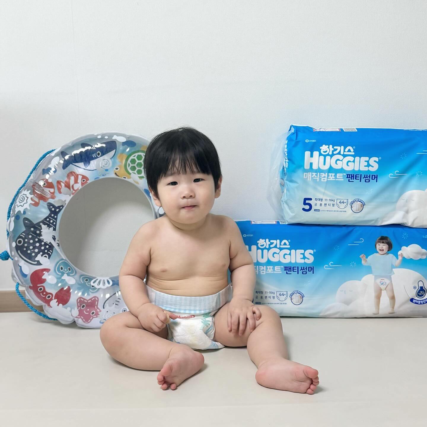 #제품제공 x huggies_korea #매일매직단1기
여름에도 포기할 수 없는 #흡수력 #통기성 #아기기저귀
그래서 둘째 루의 #여름기저귀 는 2024 새롭게 돌아온
#매직컴포트썸머 로💙
자연유래 라이오셀과 알로에 로션이 함유된 쿨링 안커버가
여름철 아기 피부를 부드럽고 시원하게 케어해주며
기저귀 속 온도를 -2˚C 낮춰 더위로 지친 아기 피부를 시원하게!
하기스만의 여름 솔루션인 NEW 판테딘 알로에 수딩 로션성분으로 아기 피부에 보호막을 형성해 여름철 민감한 아이 피부를 진정시켜주기까지!
50% 이상 개선된 역류량과 36% 이상 빨라진 흡수속도로
여름에도 쾌적하게 사용하는 #하기스매직컴포트썸머
친구야 엄마한테 미리 여름을 준비하자고 해야해 💙
#여름팬티기저귀 #흡수력좋은기저귀 #하기스썸머 #하기스 #하기스썸머 #여름기저귀추천 #썸머기저귀 #기저귀샘플 #기저귀체험 #흡수력좋은기저귀 #통기성좋은기저귀