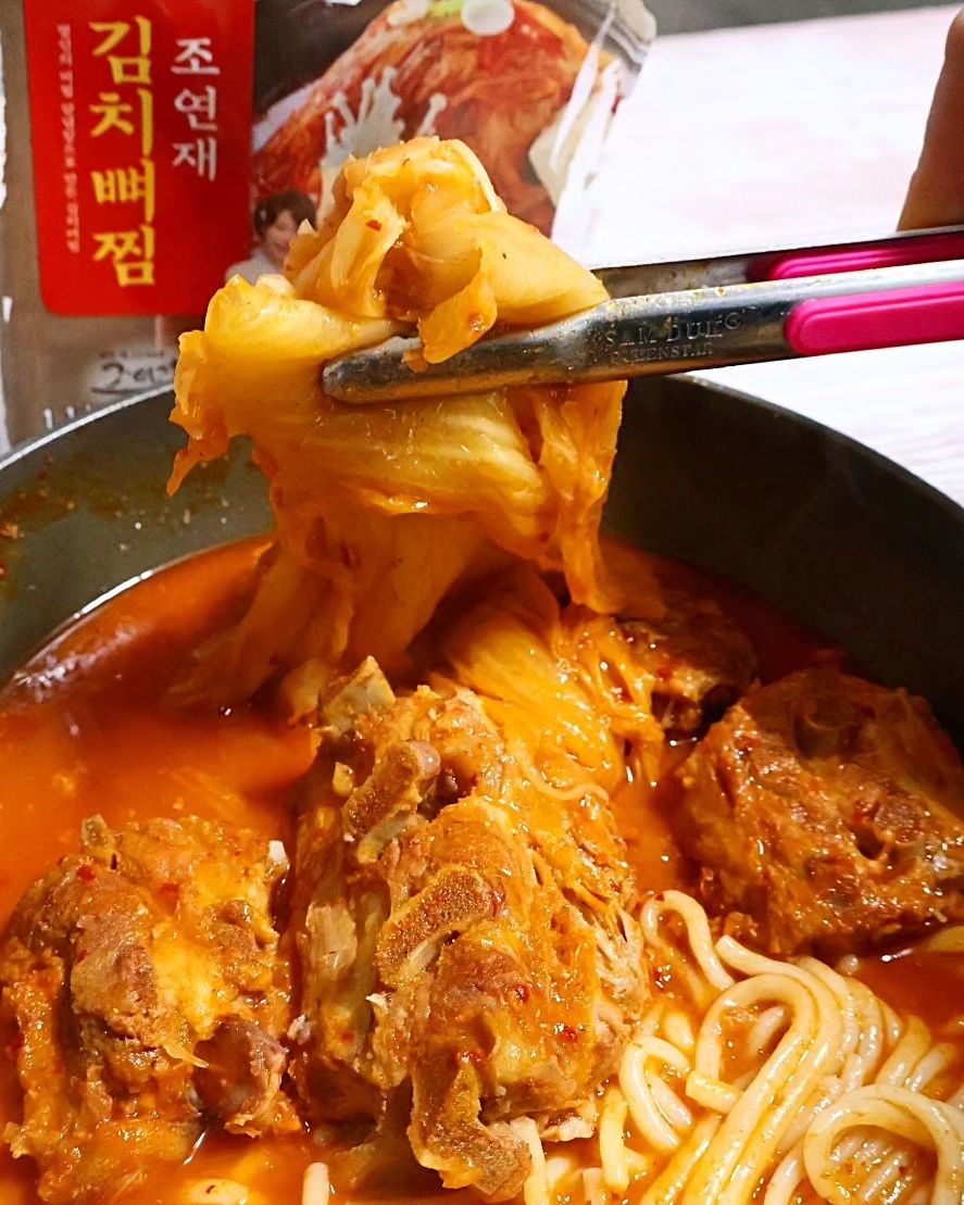 #협찬 조연재 김치뼈찜

잘 익은 포기김치와
살코기 많은 돼지등뼈와의 만남

숙성김치가 들어가 
시원칼칼하면서 깔끔한 국물과 
연하면서 살코기 가득한 돼지등뼈

집밥으로 먹어도 좋고
술안주로도 최고최고 👍👍👍

무엇보다 뜯고 끓이기만 하면 되는
간편조리 제품이라서 
언제 어디서든 뚝딱 만들 수 있고 
칼칼하면서 시원한 국물이 
겨울캠핑 가서 먹으면 딱이겠더라구요

국물이 듬뿍 들어 있어서 
사리를 넣어먹거나 
마무리로 볶음밥으로 먹어도 좋아요🤗

저는 쌀국수면을 추가로 넣어서 먹었는데 
국물과 면의 조합도 너무 좋더라구요 

돼지등뼈도 부드럽고 
양념이 잘 배어있어서
양 손으로 잡고 
야무지게 뜯어 먹었습니다 헿😝

#리뷰노트 #조연재김치뼈찜 #김치뼈찜 #김치찜 #김치맛집 #뼈찜 #안주메뉴 #안주스타그램 #안주 #오늘뭐먹지 #술안주 #술스타그램 #맛있다그램 #맛스타 #맛스타그램 #먹스타 #맛팔