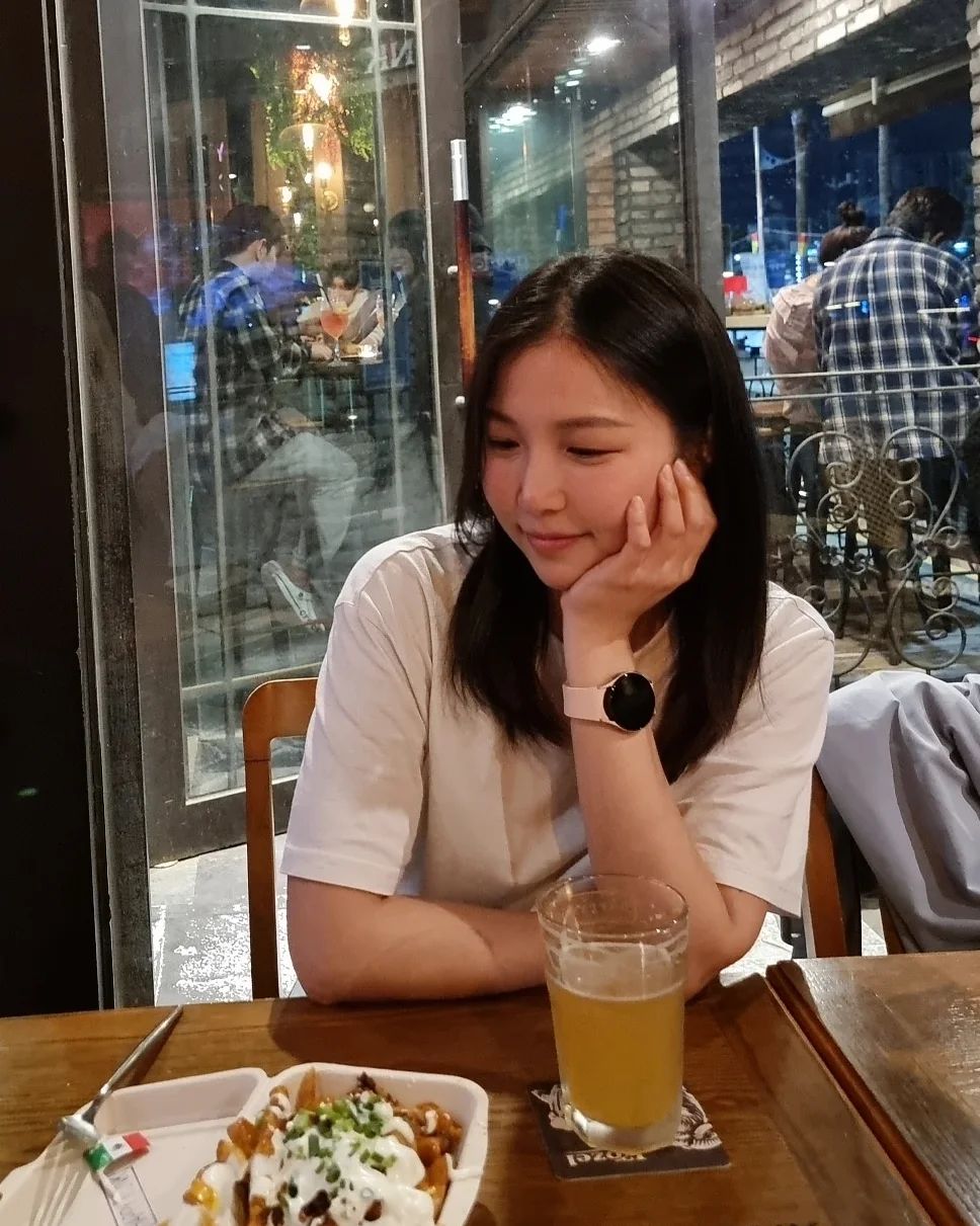 2024.05.10 테라스에서 맥주 한잔하고 급으로 사주도 보고 ㅋㅋㅋ 다트펍 돌면서 다트하고 폭죽으로 첫날 마무리 (불발탄이 많아서 아숩) #부산여행 #광안리해수욕장 #광안리다트펍 #샘라이언스 #레드락 #코젤다크 #해피몽크 #몽크프라이즈 #감자튀김 #호가든 #벙커 #먹방 #먹스타그램 #술스타그램 #셀카 #셀스타그램 #폭죽놀이 #광란의밤