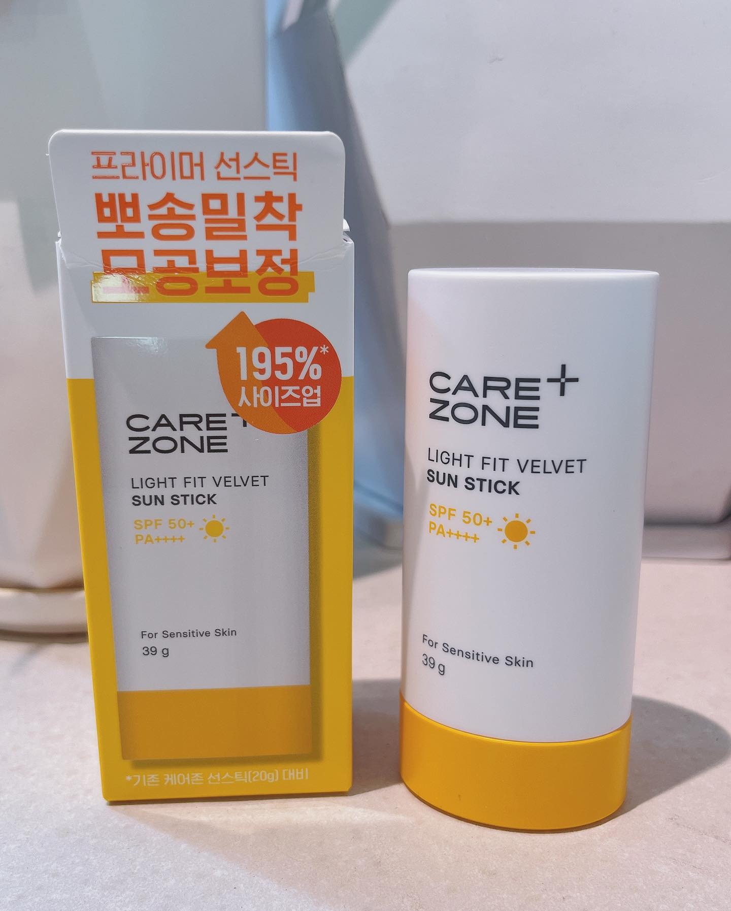 #협찬

보송 밀착 모공 보정 프라이머 선스틱인 케어존 라이트핏 벨벳 선스틱을 소개해볼게요💛

⠀⠀⠀⠀⠀⠀⠀⠀⠀⠀⠀⠀⠀⠀⠀⠀
💛라이트핏 벨벳 선스틱💛
✔️피지 잡고 깔끔하게 투명한 밀착, 매끈한 피부보정
✔️한여름에도 번들거림 걱정No, 부드러운 피부 Yes
✔️야외활동에도 걱정없이 땀과 물에 강한 선스틱
✔️민감피부 안심사용 저자극 선스틱

⠀⠀⠀⠀⠀⠀⠀⠀⠀⠀⠀⠀⠀⠀⠀⠀

🏷️ thanks to carezone_official

⠀⠀⠀⠀⠀⠀⠀⠀⠀⠀⠀⠀⠀⠀⠀⠀

#협찬 #케어존 #선스틱 #케어존선스틱 #올리브영선스틱 #벨벳선스틱 #라이트핏벨벳선스틱 #빅사이즈선스틱 #프라이머선스틱 #저자극선스틱 #워터푸르프선스틱 #선스틱추천