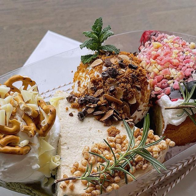먹고놀고잉 [맛집 | 여행 | 핫플 | 체험] on Instagram: "👻 대구 케이크 맛집 #카페,인 👻 ⠀ • 4조각 모둠 케이크 37,000원 • 판문구 추가 2,000원 대구 수제 케이크 맛집 카페,인 에 방문했어요 !