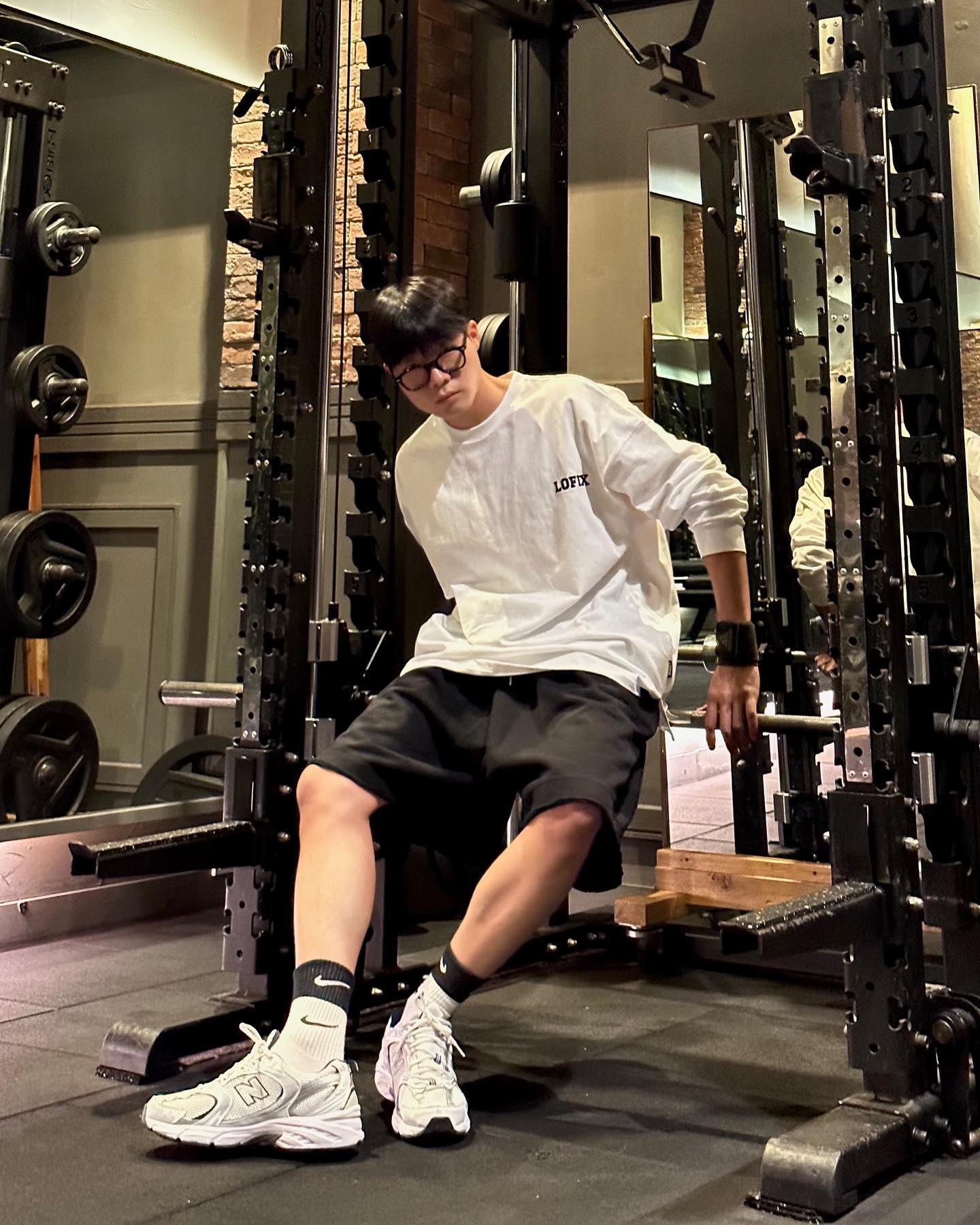 짐웨어  #협찬 lofix_official 

이제 날도 쌀쌀해서 긴팔입고 운동할 시기에 소매가 맨투맨처럼 잡아줘서 요즘 입기 적당해요👍🏻

핏감도 오버핏으로 예쁘고 심플한 디자인이라 활용도가 높아요👍🏻

제품은 ‘로픽스’ 컴포트 오버핏 긴팔 화이트입니다
182/70 XL착용  사이즈 참고하세요🙃

#로픽스 #짐웨어 #운동복 #일상복 #트레이닝복
