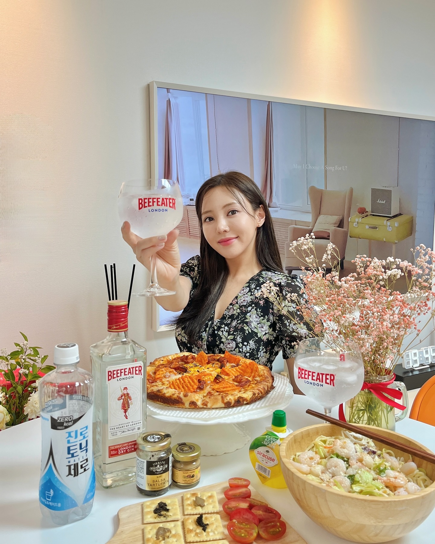 #광고
하이볼도 제로 ˚✧₊⁎ 맛있어서 홀짝홀짝🍹
제로토닉 + #비피터진 + 레몬즙 조합🍋🍸
이렇게 마시면 홀짝 홀짝 몇 잔이고 계속 들어간다구 !
⠀
저 아직 신혼이거등요오..˃̵͈̑ᴗ˂̵͈̑
집에서도 예쁘게 차려두고 저녁먹으면서
술 한잔 하고 싶은데 깔끔하면서 맛있는게 생각나서
추천받았던 비피터진하이볼 만들어 마셨어요 💘
⠀
간단한 카나페와도 잘 어울리고
달달시원깔끔청량-! 해서 이것저것 다 어울리더라구요
요즘 최애 피자 한판 시키고 파스타샐러드 만들어서
저녁에 분위기 내면서 홀짝홀짝 하이볼 마시니까
이게 바로 천국이지 뭐람... -`♥´-
⠀
여기저기 섞어마시기도 좋지만 역시 제로토닉과 best!
비피터는 인근 마트에서 쉽게 구할 수 있으니까
한 병 사두면 우리 집이 바 가 되는 마법 🧚︎︎🪄◝✩
⠀
여름엔 술 안마시던 저도 시원한 한 잔이 땡기더라구요
가볍게 마시기도 좋아서 요 조합 완전 최고(՞•֊•՞)🔥
⠀
⠀
⠀
⠀
Drink Responsibly 19세 이상의 법적 음주 허용 소비자를 위한 콘텐츠입니다.
⠀
경고 : 지나친 음주는 뇌졸중, 기억력 손상이나 치매를 유발합니다. 임신중 음주는 기형아출생위험을 높입니다.
⠀
제품명:비피터│ 제조국: 영국 런던│수입업소: (주) 페르노리카코리아
⠀
⠀
⠀
⠀
⠀
⠀
#비피터 #비피터진 #비피터제로하이볼 #제로토닉 #하이볼추천 #위스키스타그램 #홈파티 #이마트추천 #롯데마트추천 #홈플러스추천 #제로슈거하이볼