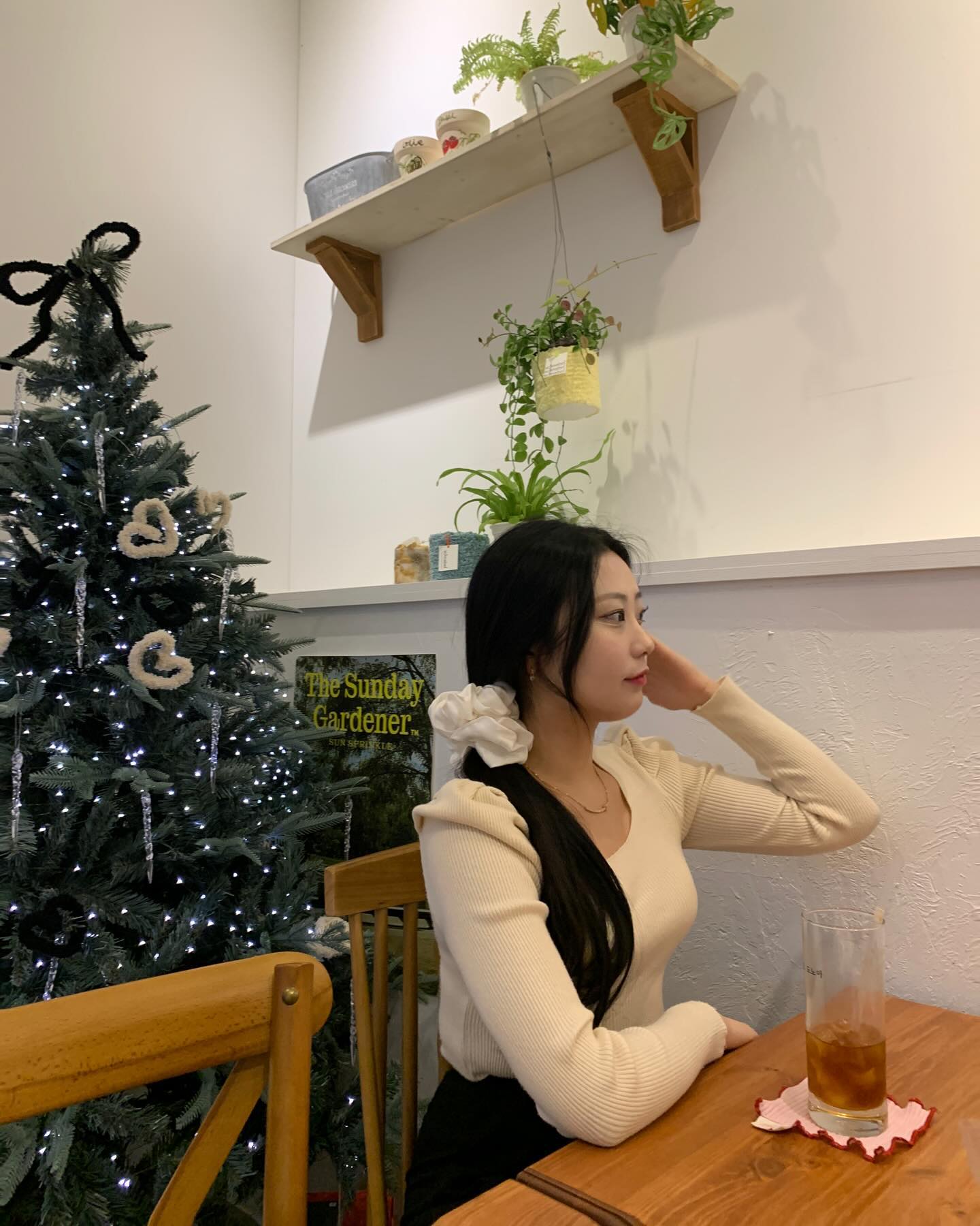 #광고 #토브실크 

✨100% Mulberry 실크를 사용한 세련된 스크런치예요! 사이즈는 S,M,L 총 3가지가 있는데 저는 L로 스타일링 해보았습니다 :) 

✨직물 직조부터 염색, 인쇄, 소싱까지 원단 생산 전 과정을 커버하여 환경친화적인 실크 제품을 통해 최상의 품질과 합리적인 가격으로 판매중입니다 

 ⭐️색상은 화이트, 네이비, 오렌지, 블루, 블랙, 베이지, 핑크 총 7가지 색이 있어서 취향대로 선택할 수 있어요!!

https://smartstore.naver.com/tovsilk

#곱창밴드 #스크런치 #헤어슈슈 #명품머리끈 #럭셔리머리끈 #실크곱창밴드 #실크스크런치 #팔찌머리끈 #실크헤어슈슈 #토브실크