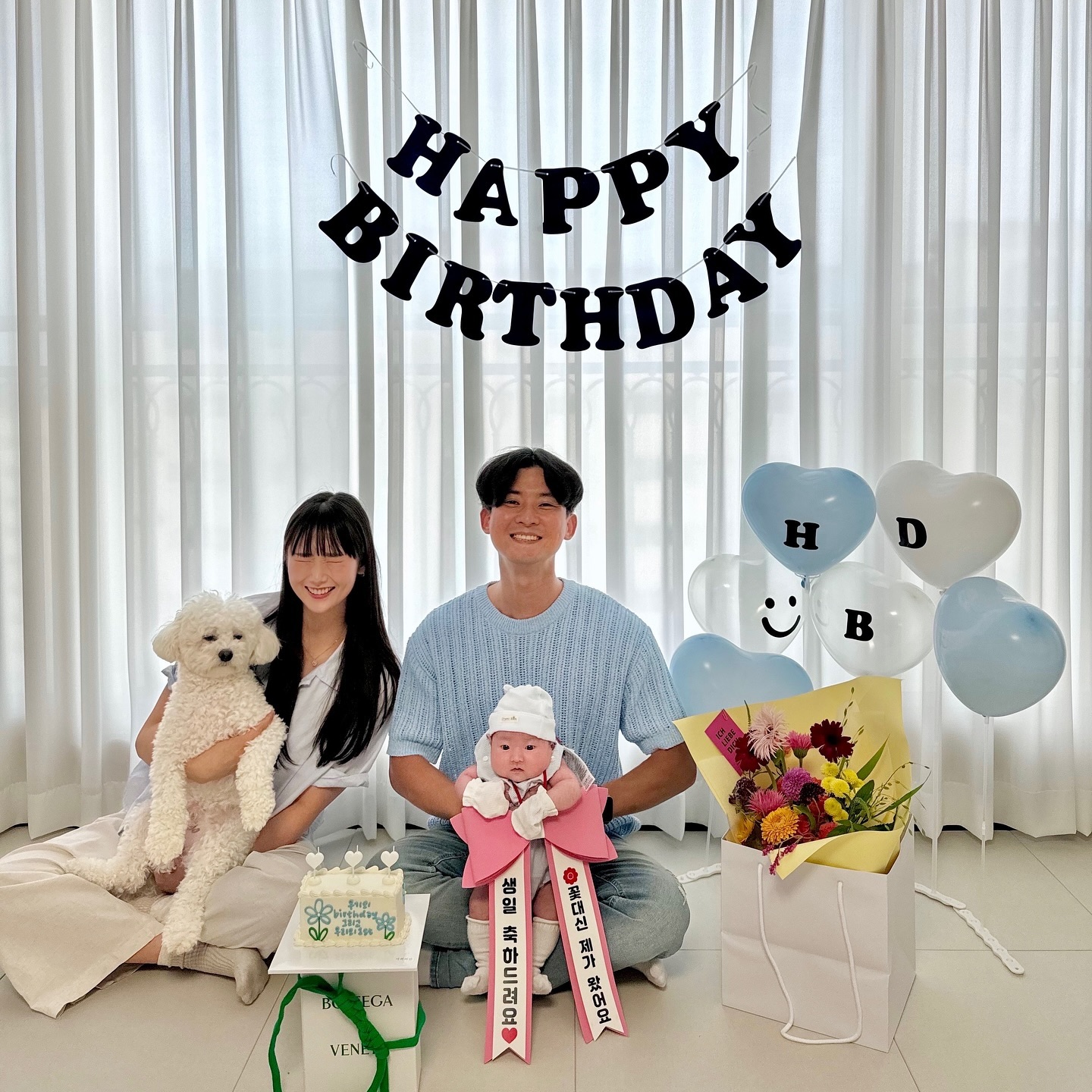 🎂

Happy birthday 우기 그리고 우리의 1st 🤍🫧✨

배 안에 있던 우리 뽀뇽이가 라빈이로 태어남으로써 
드디어 가족 완전체 👪🐶🩷

일 년 사이에 커플에서 개족에서 라빈이까지 -
매년 좋은 곳도 가고 맛있는 것도 많이 먹으러 가고 
기념일도 챙기며 항상 함께하자 우리 가족 🫧 오늘도 너무 사랑해 🩷✨

#제주가족 #가족스타그램 #애개육아 #가족사진