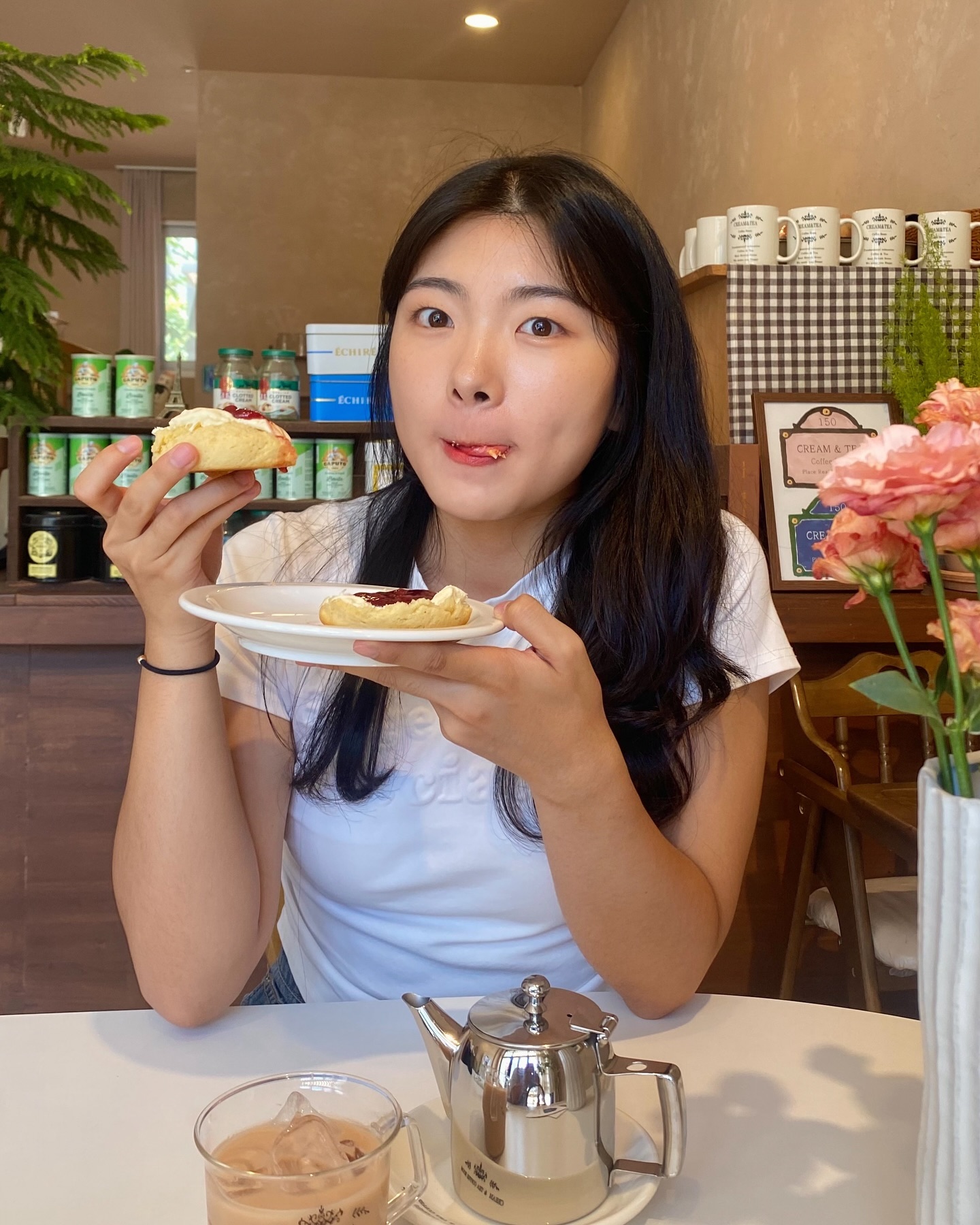 촉촉하고 부드러운 영국식 스콘 🇬🇧
#순천 #순천카페 #크림티커피룸 

햇살 잘드는 따듯한 분위기에서 즐기는
영국식 스콘 + 클로티드크림 + 딸기잼 
담백하고 풍부한 첫 입에 눈이 휘둥그레 👀

영국식 스콘이 맛있다고 소문난 신대지구 디저트카페
사장님께서 영국식 스콘에 진심이셔서 
영국 스콘탐방도 다녀오시고 재료도 대부분 영국, 프랑스 제품 !!

입소문이 제대로 나서 영국 원어민 선생님도 고향의 맛을 즐기고 가시더라구요 .. #찐맛집 #원어민도인정한 #영국식스콘

프랑스, 네덜란드산 발효버터와 프랑스와 캐나다 밀가루를 사용해
스콘은 물론 소금빵까지 정말 맛있었던 순천 신대지구 카페
부드러운 식감에 버터향 가득 퍼지는 소금빵 취향이라면 
무조건 크림티 커피룸 강.추 #순천소금빵 #신대소금빵 

*스콘도, 소금빵도 한입에 베어먹는걸 추천 🧡
#순천맛집 #순천디저트 #순천디저트카페 #순천스콘