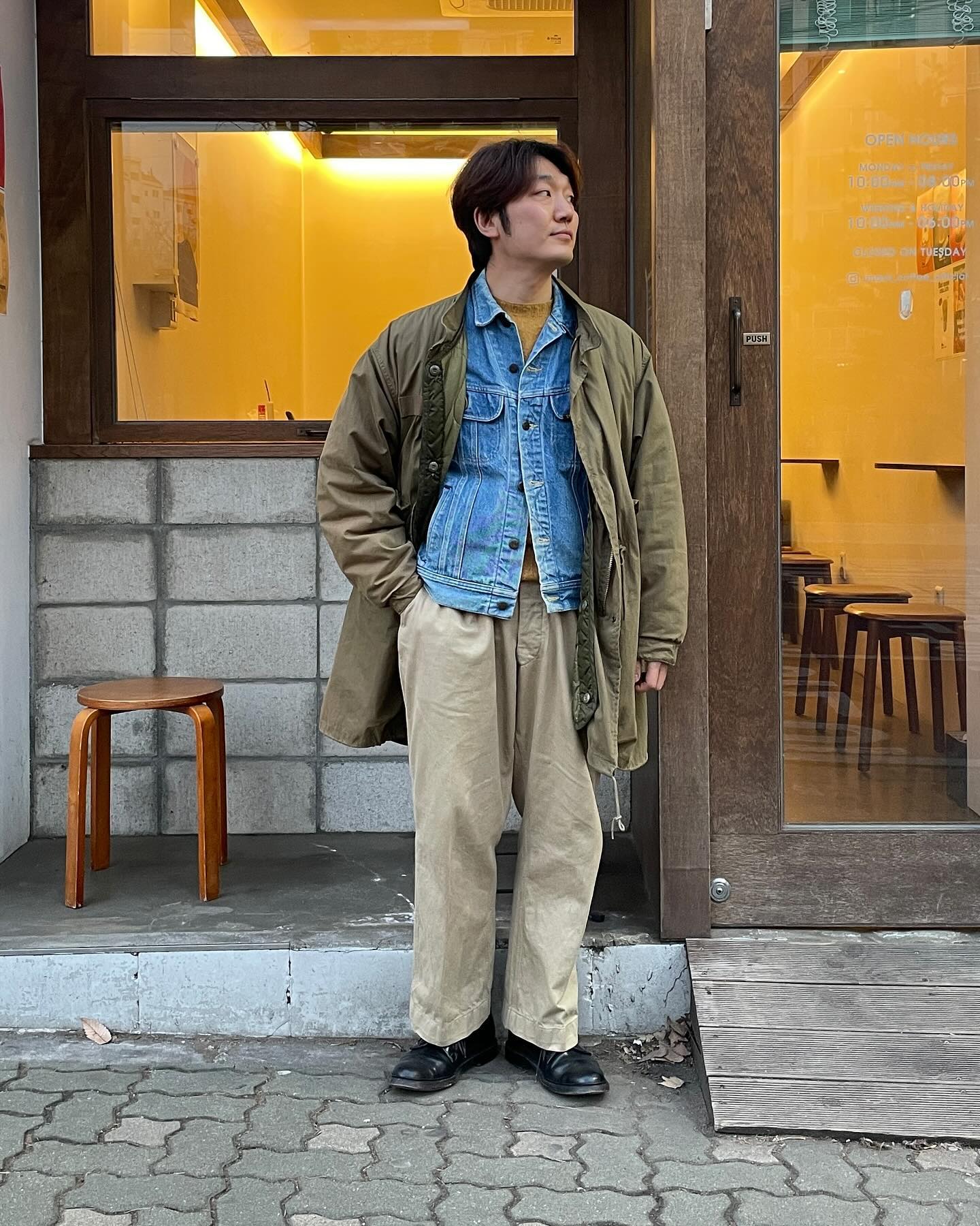 _
이제 어느덧 한 4~5년 정도 된거 같거든요...?
개파카가 이렇게 잘 입어질줄은 생각도 못 했는데
생각보다 활용도가 너무 좋더라구요

그 땐 유행이라 한번 가지고 싶은 마음에
오리지널 가격을 보고 맛이나 보자 했었는데 말이죠
비싸다고 생각하시는 이 가격이 매입 타이밍이예요
서두르세요 전 이미 늦었지만...

모두 불금되세요 :)

• Outer : #Militarysurplus
• Jacket : #Lee
• Sweater : #Howlin
• Pants : #francearmy #m52
• Shoes : #Alden