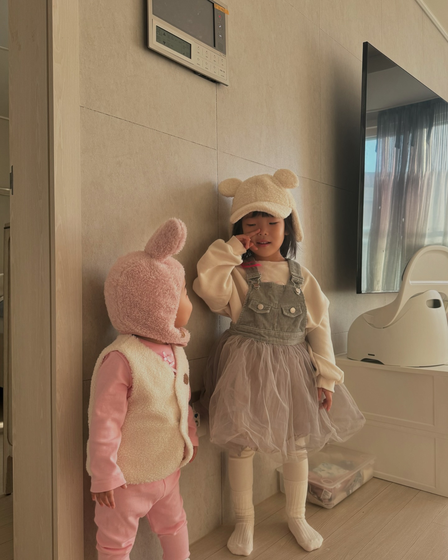 241112ꯁ

등원준비끝 -!
아침부터 뭐가 그리도 재밌는지
둘이서 깔깔깔 😁😁

#아침일상🌞 #육아기록 #등원샷 
#오늘의토끼