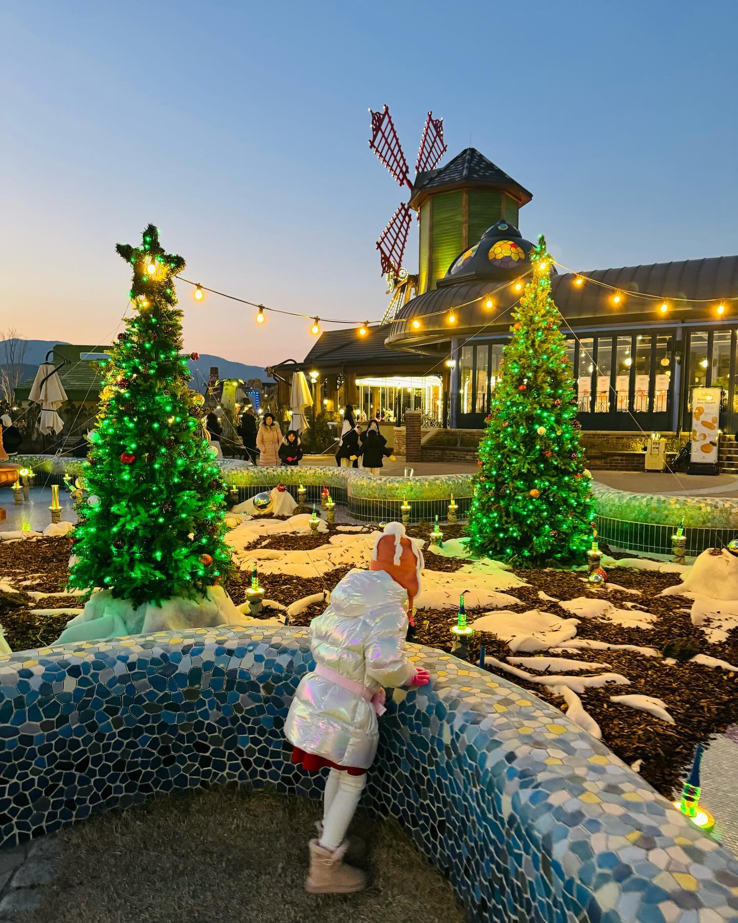 #지난크리스마스🎄 

크리스마스 당일 
저녁에 급 간 롯데월드

5시반에 도착해서 
저녁먹고 기구는 두개밖에 못탔지만

“최고의 크리스마스였어”👧🏻
말해준 자두💚❤️

눈도 뿌려주고 캐럴나오니 
느낌나긴하더라🤗

#내년엔더최고로👍 
#롯데월드부산어드벤처