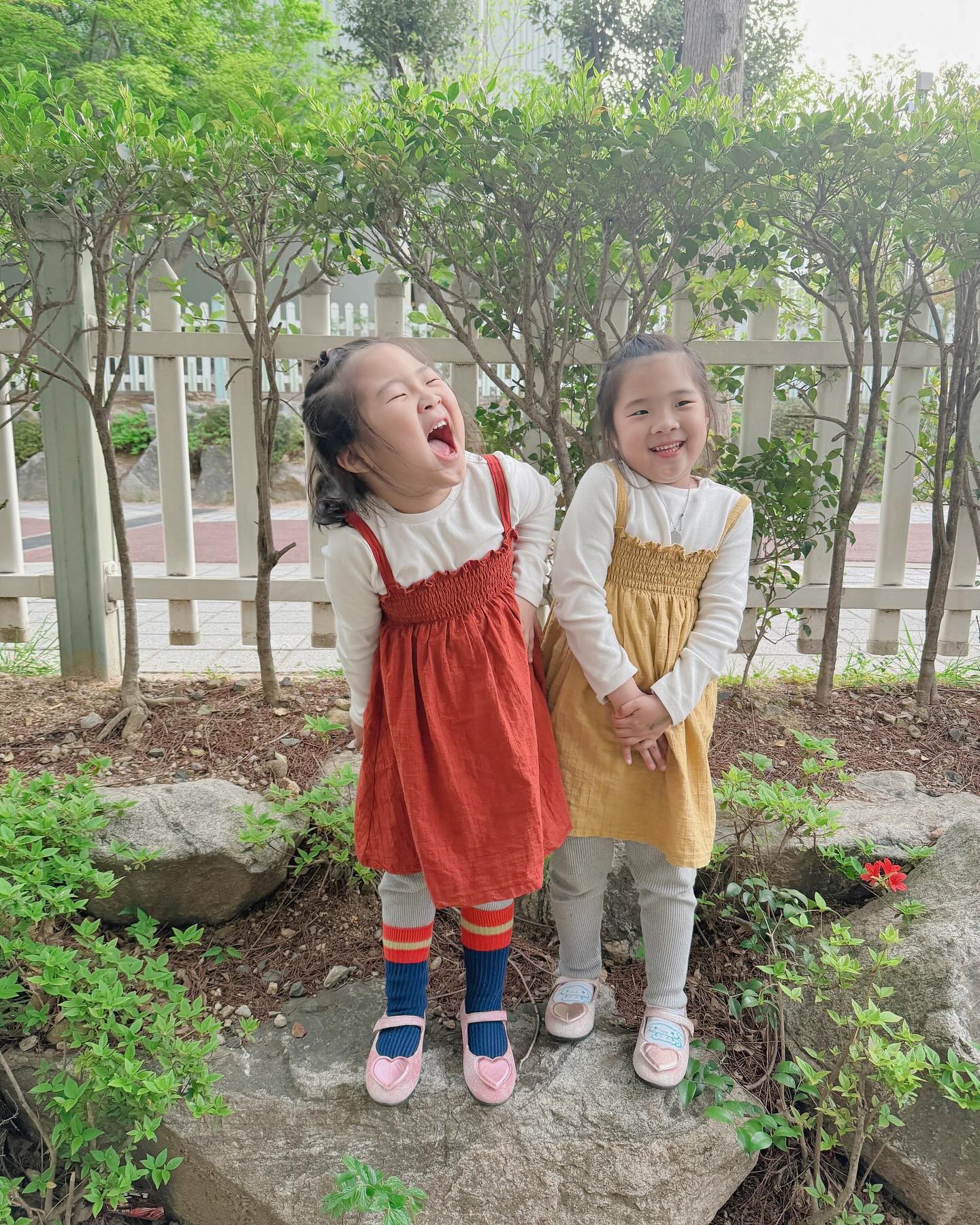 #제품제공  #조이풀리

이제 곧 여름이 다가오는데 입기 
너무 좋은 아이템 조이풀리의 루루원피스입니다. 
보이는 것보다 느껴지는 것을 중요시하며 디자인하고
자연에서 오는 따뜻한 컬러를 담았다고해요.

레드와 머스타드 두가지 컬러이구
스모그 스타일이라 완성 사이즈는 작은편이지만 
7살 소소둥이도 입어보니딱맞았어요!

아직은 쌀쌀해서 기본티셔츠에 레이어드하거나 
반팔티에 레이어드해서 입어봤습니다.
비침없고 어깨끈 조절되지 않지만 
길지 않아서 그냥 입혔어요~^^
더워질땐 하나만 입혀야겠어요 ㅎㅎ 
아이들도 넘편안해하고 좋아해요🥰

조이풀리 루루원피스
•┈┈┈•┈┈┈•┈┈┈
소은-레드120 size
(116cm /25kg)
소이-머스타드 120 size
(115cm/23.5kg)
•┈┈┈•┈┈┈•┈┈┈
𝑡𝘩𝑎𝘯𝘬𝑠 𝑡𝑜 joyfully_official 

#아기옷 #아동복추천 #감성아동복브랜드
#유아원피스추천 #아동원피스추천 #아이옷추천
#유아의류 #아동의류 #등원룩