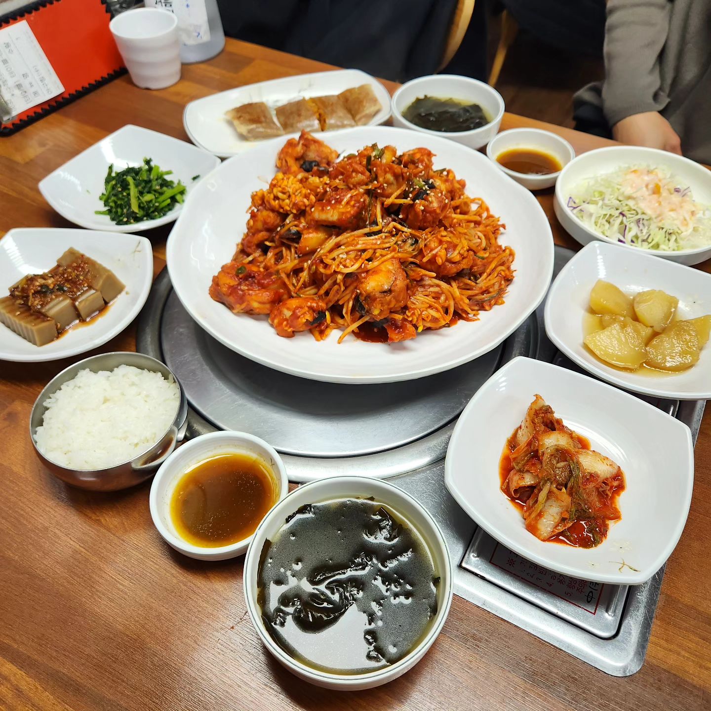 🍽
오동통한 아구살과 콩나물이 듬뿍
양념도 맛있고 곤이도 가득한 아구찜
밑반찬도 전부 맛나 집 밥 느 낌.
네이버 예약시에 메밀전병 서비스까지

#김영희동태찜 #김영희강남동태찜 #이수역맛집 # 이수맛집