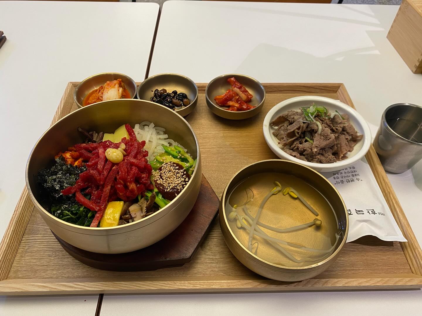 영화감상전 식사는 한국집에서 육회비빔밥정식을 먹었습니다. 더 일찍 오기전에 점심을 떼웠습니다.

#육회비빔밥 #한국집 #청량리역 #청량리역맛집 #청량리맛집 #청량리역맛집추천