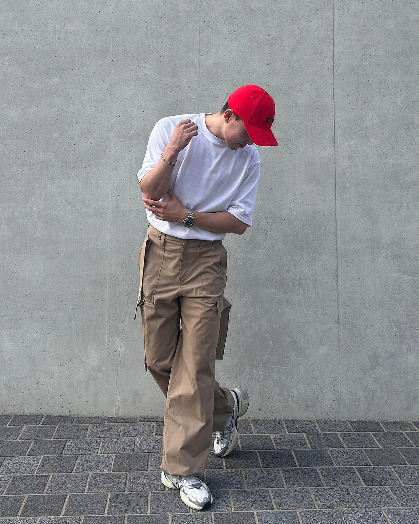 .
uniqlokr 에서 반팔을 제공해주셨습니다
물론 제돈을 냈구요ㅎㅎ

해마다 한장씩은 킵해두는 U크루넥
이번 여름에도 요긴하게 입으려고
구매했습니다 이만한 반팔티가없죠ㅎㅎ

날이 이렇게 좋은데 주말엔 또다시
비가오네요 ㅋㅋ 눈치게임 실패

그래도 행복한 주말되셔요들☺️