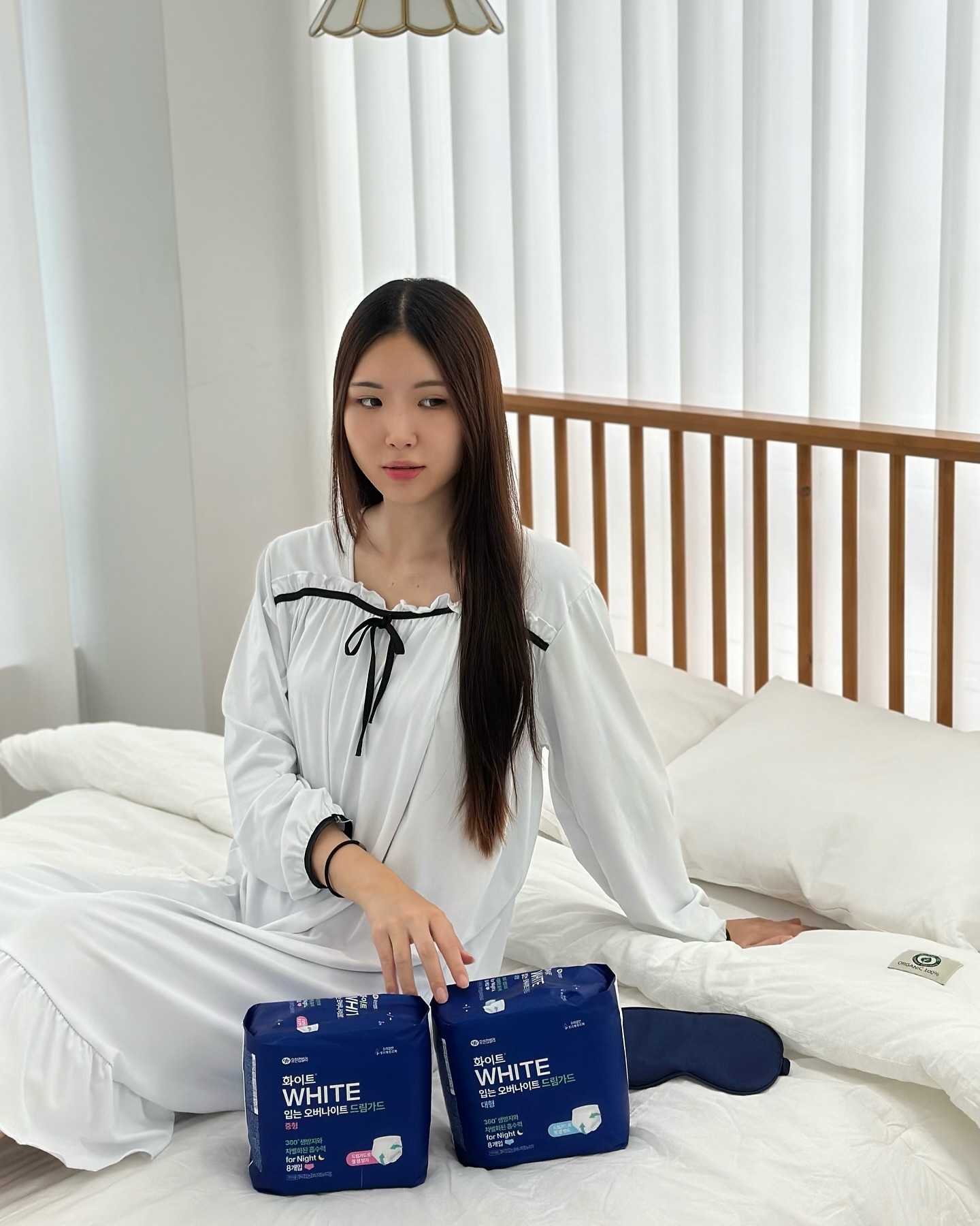 #광고 white_fresh_clean 

평소에 잠잘 때 많이 뒤척이면서 자는 사람? 바로 저에요🙋🏻‍♀️

그래서 생리라도 터지면 잠잘 때 혹시 샐까 봐 불안할 때가 많은데

이번에 화이트에서 360도 샘 방지가 되는 입는 오버나이트 드림가드를 새로 리뉴얼 해서 출시했다고 해서 너무 반가웠어요👀❤️

화이트가 또 국내 최초로 입는 오버나이트를 출시한 브랜드다 보니 제품을 선택함에 있어 더욱 믿음이 갔던 것도 있답니다✨

70개의 촘촘한 허리밴드가 적용되어 있어 허리를 들뜸 없이 잘 잡아주고 안심 힙커버가 있어서 뒤척여도 샐 걱정이 없어서 좋았어요!

고속 흡수가 되어 찝찝함이 줄어들었고
이번에 또 리뉴얼 되면서 사이드 커버를 적용해 샘 방지를 개선하였다는데

그래서 그런지 옆샘 방지의 드림가드가 촘촘하게 흡수해 줘서 편하게 잠을 잘 수 있겠더라구요👍🏻

커버 디자인이랑 패키지도 리뉴얼 되었는데
입오버의 커버는 기존 이미지 패턴에서 귀여운 하트 패턴으로 바뀌었고 제품 패키지도 전체적으로 더욱 깔끔하게 바뀌었어요!

GMP 인증도 받은 데다 유한킴벌리가 직접 생산•관리하고 고분자 흡수체를 사용하고 있지 않다고 하니 더욱 안심하고 사용할 수 있어서 만족스러워요!

요즘 너무 애정하는 꿀잠 템이랍니다🫶🏻

*사이즈 선택 꿀팁: M(팬티 사이즈 90-100), L(팬티 사이즈 100-110)

#화이트 #화이트신제품 #입는오버나이트 #오버나이트 #화이트입는오버나이트 #화이트입오버 #화이트입는오버나이트드림가드 #white #삶의질수직상승템 #입는생리대 #팬티형생리대 #입오버 #꿀잠템