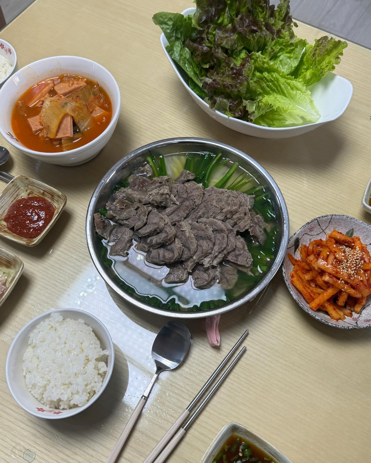 아롱사태 전골!! 처음으로 만들어봐땅❣️
#집밥 #집밥스타그램 #아롱사태수육 #아롱사태전골 #무생채