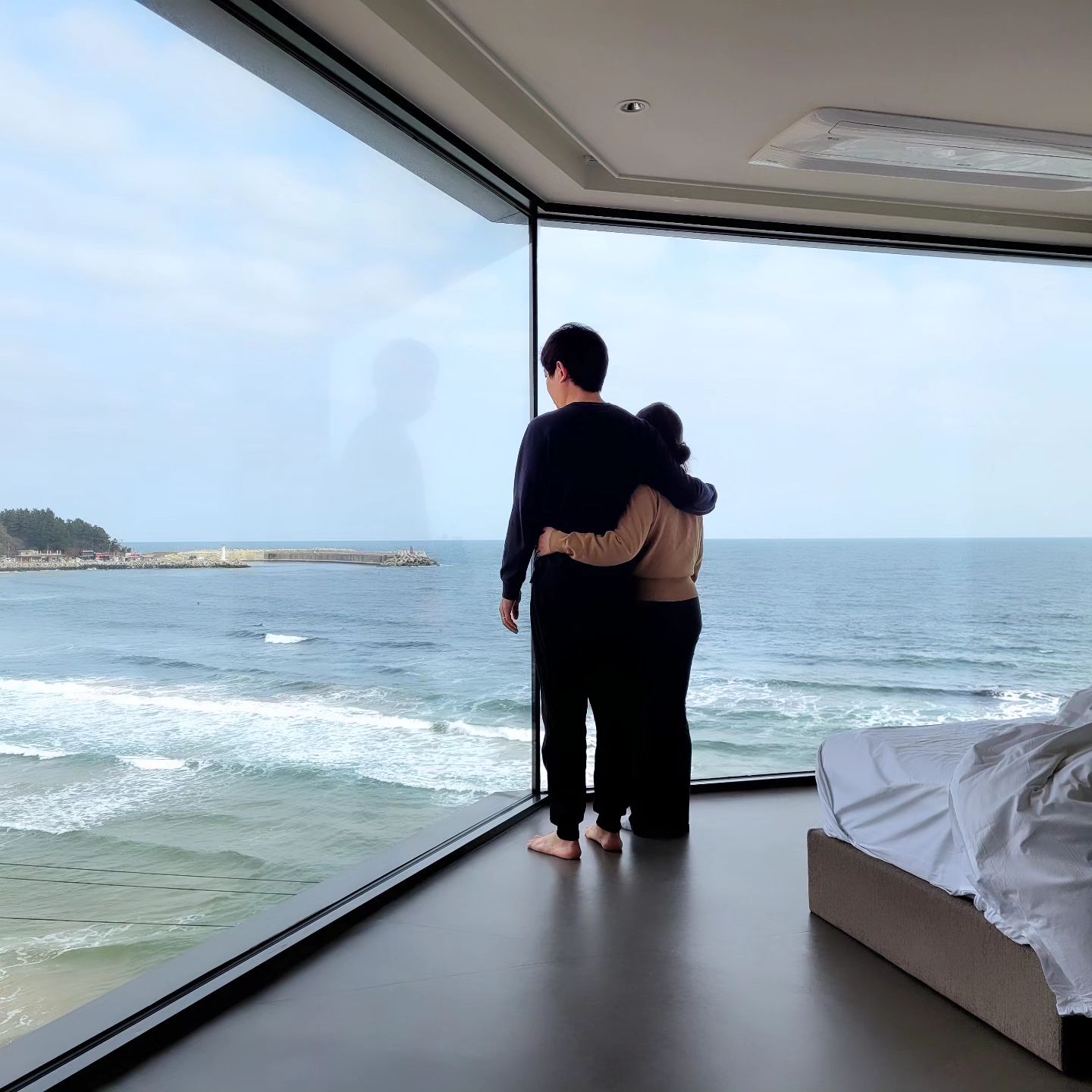 바다 원없이 본날! 🌊🌊🌊🌊🌊

방안으로 쏟아져 들어올듯한 파도에서 눈을 뗄수가 없어서
바베큐고 뭐고 치킨 놓고 창가에서 날이저물도록 앉아 있었어요ㆍㅡㆍ

진심 집에오기 싫었...😳

🌊 마할로호텔 501호 (the_mahalo_jukdo )

양양 죽도해변 바다1열 파노라마뷰 
개인적으로 펜트하우스 보다 뷰가더 좋은듯 👍 
가격 ㅣ29-35 (501호)
손가락 잠깐 망설였다가 고새 예약되서 한달기다린건 실화에요... 근데 전봇대가 조금 보이는게 아주 살짝 아쉽!

#마할로 #마할로호텔 #양양오션뷰숙소
#죽도해변펜션 #절미일기_양양 #여기서행복할것
