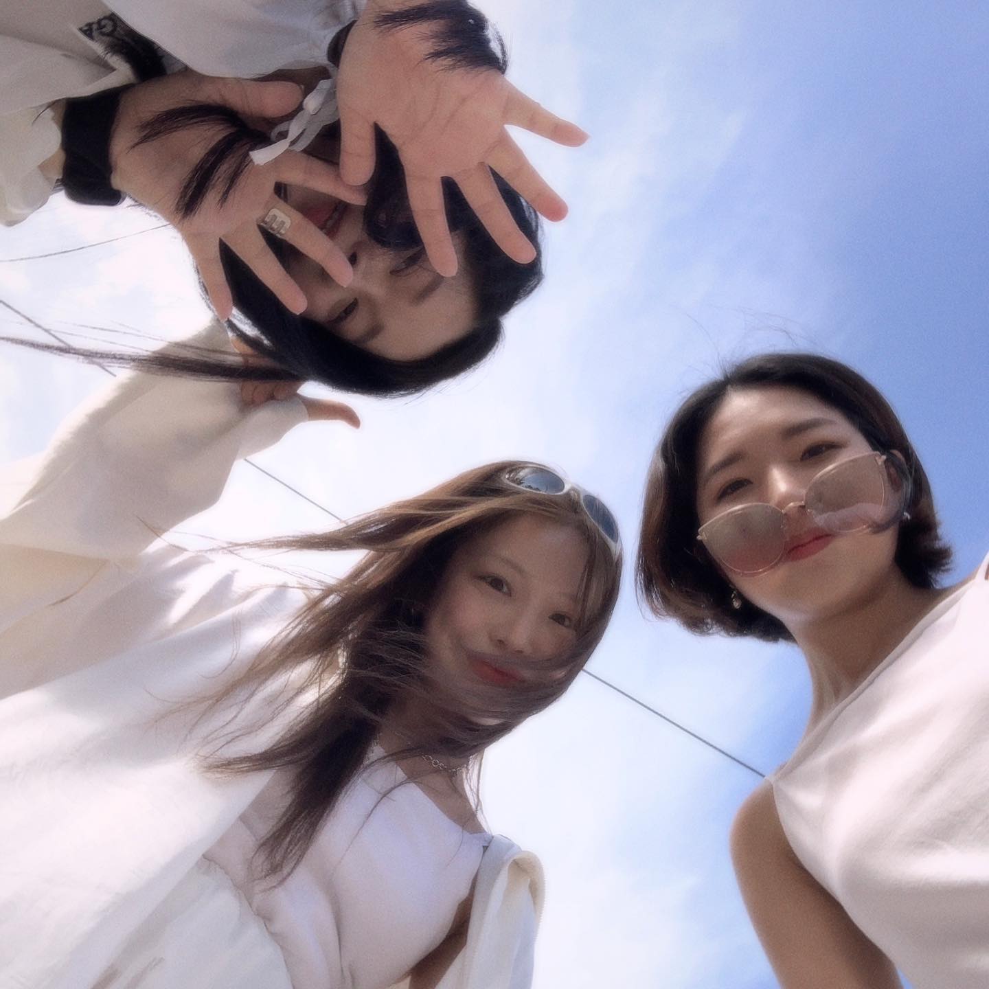 💙
.
.
화창한 날씨와 햄볶는 화이트걸들의 퇴근박🫶🏻이닦으러 가다가 으나언니가 다형언니 동동오빠 서핑보드 발견해서 급번개로 해변위에 은박지 돗자리 깔고 해뜨기 직전까지 다시 맥주파티까지 📸 행복했던 우당탕탕 여름
