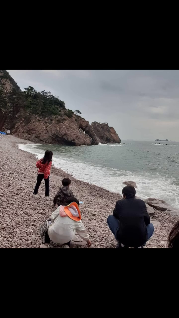 또 한번쯤 다시 가보고싶은 곳ㅋ
#황금산 #코끼리바위
언제 였는지 가물 가물한데..
.
가을쯤에 비가 오고난 다음이어서 
길이 미끄럽고 험하게 느껴졌는데..
흐린날씨에도 즐거웠고 신기했던 기억조각♡
.
.
.
#우리의시간#추억#지난시간#피드를#릴스로#외출#다둥이#삼남매#사랑해#고마워#육아#소소한#즐거움#행복#일상#여행