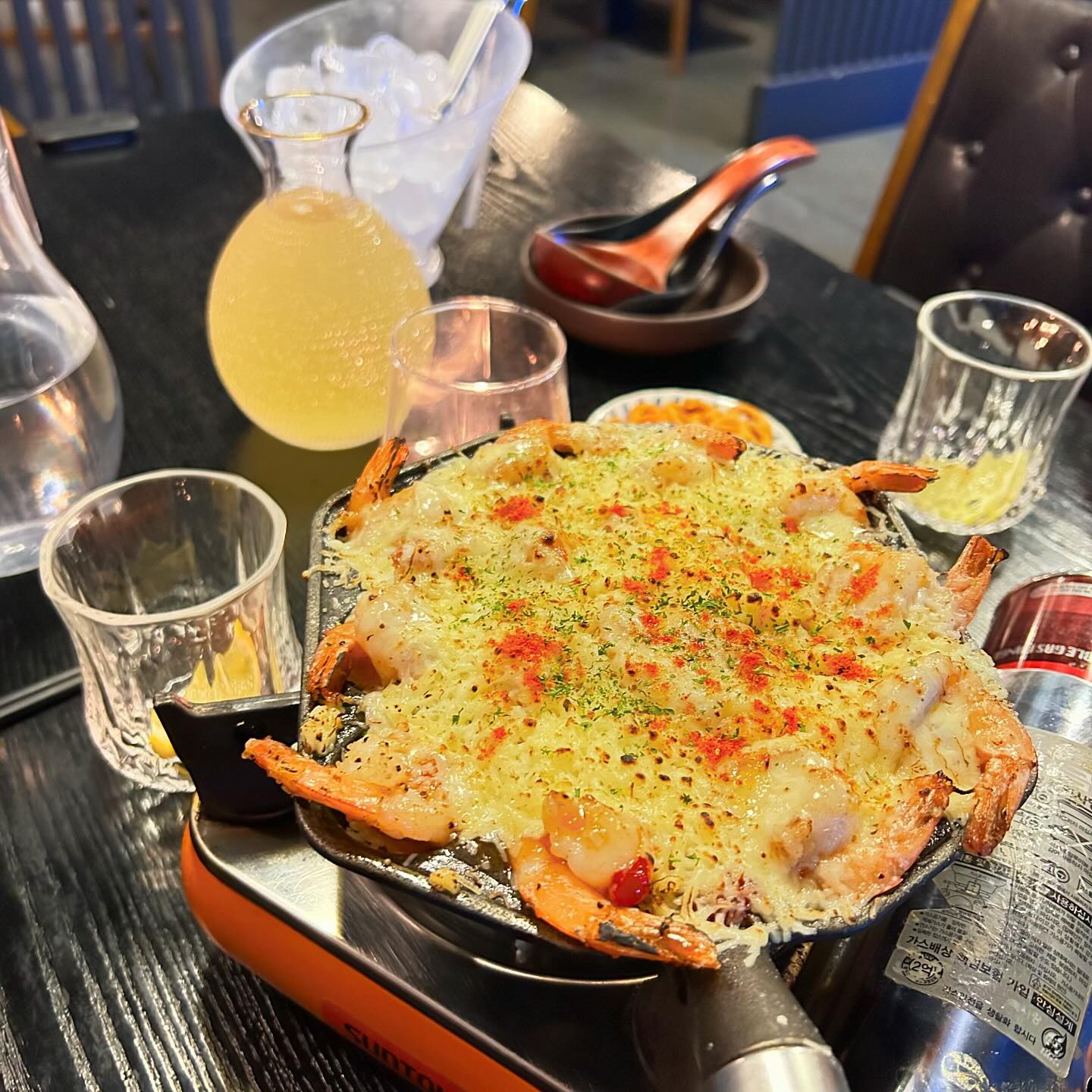 #초술당 🌙
초술당이 리뉴얼되어서 신메뉴가 나왔다길래🦐🧀❣️
새우갈릭그라탕 먹으러~~~~😖
새우 짭짤하고~ 짬뽕탕 얼큰하고~ 시그니처 과일 포션주 👍🏻
병도 이쁘고 맛도 이쁘고 (?ˀ) 수리 술술드러가٩̋(๑˃́ꇴ˂̀๑)
항상 초술당가면  바질새우크림수제비 맛있어서
먹우러 갔었는데 없어져서 아수웠지만˵ˊᯅˋ˵
또가면 나눙 나중에 연어먹으러가야딩٩(๑′∀ ‵๑)۶•*¨*•.¸¸
.
#초술당삼산점 #초술당울산점 #울산술집 #삼산술집 #달동술집