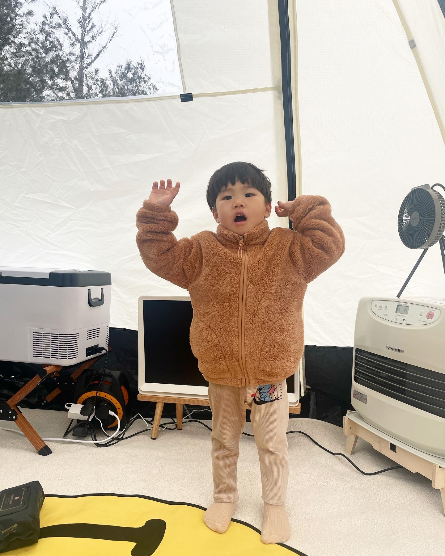새로운 캠핑장 갈 때 마다 왜케 다 좋지😳😳😳
넘 멋진 초대형 베이커리 카페가 있어서  눈뜨자마자 부스스하게 대에충 카페에서 아침식사😍
꼭 캠핑 안하고 카페만 이용해도 제법 큰 키카도 갈 수 있고 심지어 키즈카페 저녁 9시까지😳😳😳 캠핑장 샤워실도 그냥 대중목욕탕수준ㄷㄷㄷ 
둘째날 텐트에서 저녁먹고 장비 철수하고 키카 9시에 쫓겨날 때 까지 뿌시고 목욕탕에서 싹 씻고 집오는길에 도혀니 차에서 기절하고 침대 옮겨심기까지 초완벽코스!!!! 여긴 또.. 아니 자주자주 가야해😍😍😍

겨울엔 눈썰매에 여름엔 수영장까지.. 
여기야 말로 초대박 키즈캠핑장인데 북한 개성보다 더 북쪽인 곳이라 이렇게 널널한가… 여긴 진짜 장박 한 번 해보고 싶다😍 

캠핑장에서 눈썰매도 타고 키즈카페도 가고 목욕탕도 갔는데 뭐가 젤 좋았냐니까 목욕탕이 젤 좋았다는 반전대답..🛁♨️

#키즈캠핑장 #알맥스랜드 #연천카페 #연천캠핑장 #아기랑캠핑 #키즈캠핑장추천 #어반사이드 #스타체이서 #camping #31개월아기