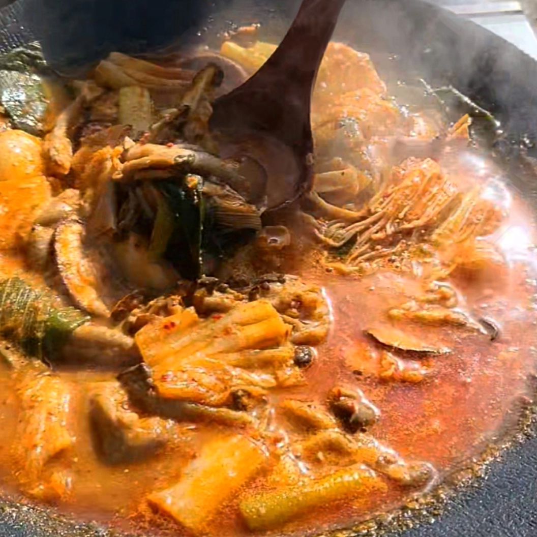 × #협찬 #캠핑음식추천
믿고 먹는 간편식 맛집 글라이드 x 청담동 곱창전골 맛집 ‘청담해정’ 콜라보, 한우곱창전골 밀키트 런칭 ‼️
장박지에서 뭐먹지 고민하는데 글라이드에서 한우곱창전골을 보내주셨어요 !
한우곱창전골 쐬주를 부르는 맛 아닙니까 ㅎㅎ
💚최상급 구이용 100% 한우곱창만을 사용. 
💚차원이 다른 곱창전골 퀄리티! (타 제품들은 각종 부속물이 섞여진 제품이 대부분인데 여긴 찐으로 곱창이 그득그득)
💚매장에서는 6만원대인데, 똑같은 맛 좋은 품질을 집에서 더 저렴하게 먹을 수 있어요 ‼️
💚한우 양지와 사골을 푹 우려낸 남다른 육수의 감칠맛🥹

뜨끈하게 쐬주안주로 글라이드 한우곱창전골어떠세요 ~ ?

#글라이드 #청담해정 #글라이드x청담해정 #곱창전골 #곱창전골맛집