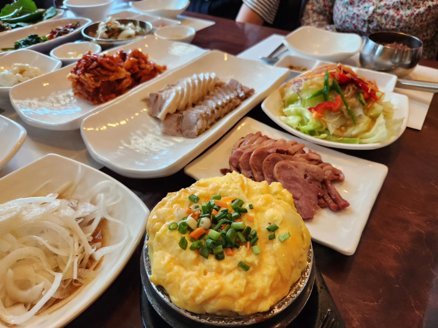 #배비장보쌈 해운대점 

예전엔 엄마 모시고 자주 갔던 부산이었는데 너~무 오랜만에 다녀온 부산이에요.
언니랑 엄마랑 셋이서 오붓하게 식사하고 온 배비장보쌈🥬 넘넘 맛있게 먹고 왔쥬

30년 넘는 역사를 자랑하는 #부산맛집 #해운대맛집 답게 고기가 냄새 전혀 없고, 살코기와 비계가 적당히 섞여있어 부드러운 식감에 촉촉하기까지! 
어버이날 조부모님 모시고 식사하기 딱 좋은 장소란 생각이 들었어요.

옆테이블 보니 젊은 엄마아빠들은 아이가 먹을 수 있는 시락국, 녹두전 등 메뉴가 많아서 아이반찬 걱정없겠더라구요. 부드러운 달걀찜은 보기에도 예뻤는데 맛도 최고였어요. 녹두전은 겉바속촉 제대로였구요.

주차공간도 넓어서 가족들 차 타고 와서 맘편히 주차할 수 있어요. 해운대 바닷가 산책하고 맛집 코스로 들리기 좋아요.

여러명이 방문해서는 모둠특선이나 모둠보쌈 시켜도 되고 막국수, 전, 냉면, 찌개 등 사이드 메뉴도 많았어요. 고기랑 딱 어울리는 보쌈김치도 맛있었고 잡채와 기본 반찬들, 된장찌개까지 환상적이었답니다.

깔끔하고 넓은 매장에서 단체 모임하기도 좋고 한국적인 인테리어가 참 돋보였어요. 저녁시간 술 한잔 기울이기 좋은 곳이에요. 직원분들이 친절하시다 생각했는데 서빙분들 포함 다들 굉장히 오래 근무하셨다고 해요.

#June슐랭☆☆☆
#3점만점에3점🧡

#해운대맛집 #해운대밥집 #해운대가족외식 #해운대데이트 #배비장보쌈 #해운대배비장보쌈 #부산맛집 #부산어버이날식당 #해운대보쌈맛집 #부산가족모임 #부산데이트 #부산단체모임식당