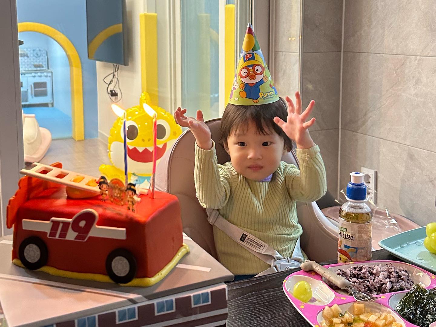 #20240116 #다윤생일파티

다윤이 생일 기념으로 다녀온 키즈풀빌라
어린이집에서 밀가루 놀이 한다고 해서 등원했다가
점심먹고 하원해서 가평으로 슝🚘

아기상어 펀치백 보자마자 사랑한다고 ㅋㅋㅋㅋㅋ😇😇
밖에 놀것도 많고 좋았는데
다녀와서 코감기를 얻었다😅

다윤이 찐 생일은 1.19인데
우연히 파바에 119케이크가 있다는 걸 알게 되어서 픽
