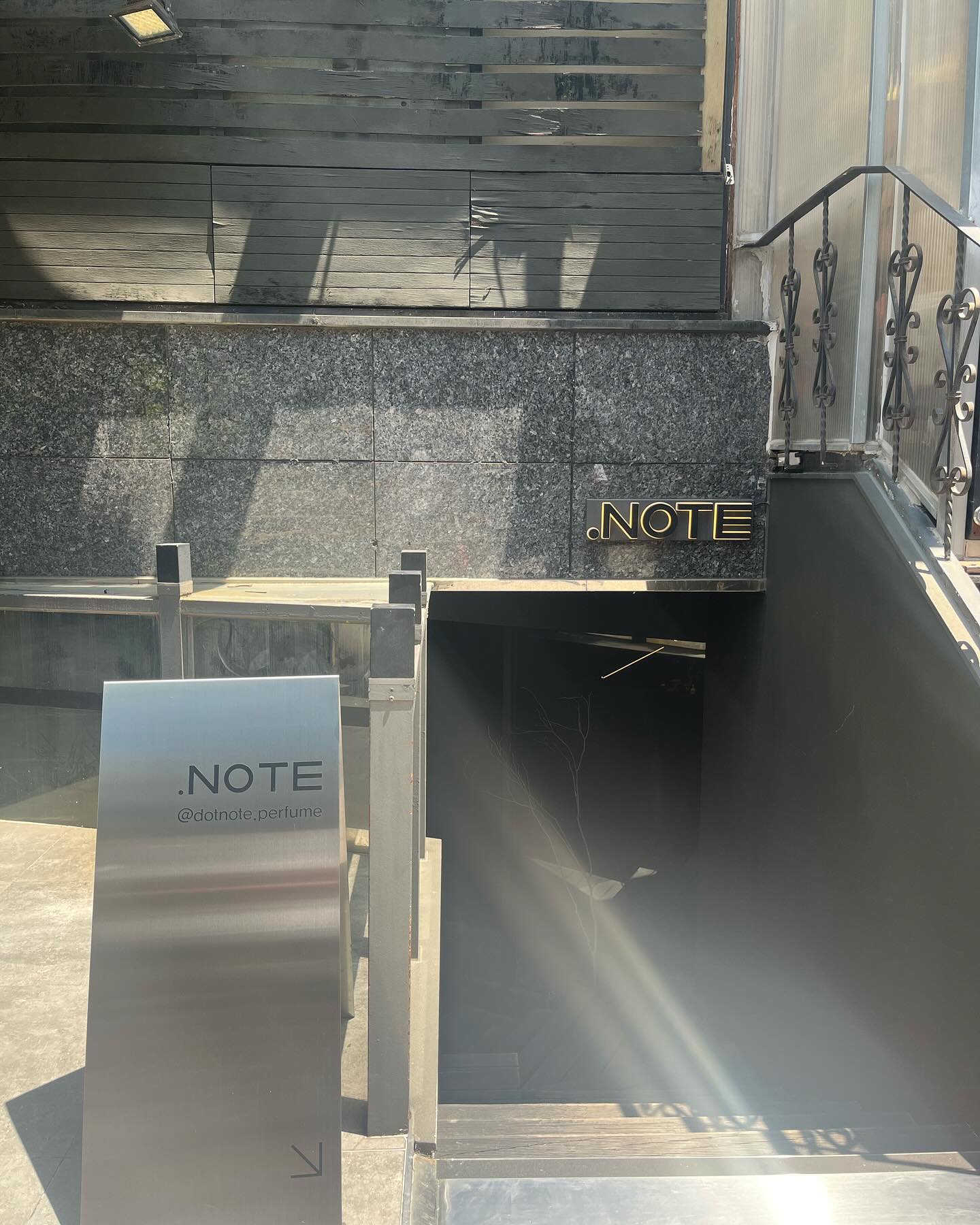 dotnote.perfume 첫 셀프 향수만들기, 향수 평소에 잘 안뿌리는데 직접 만든 향이라 그런지 요새 맨날 뿌리게 된다🤧 깔끔한 인테리어가 인상 깊었던 향수공방 닷노트, 다쓰면 또 만들러 가야지