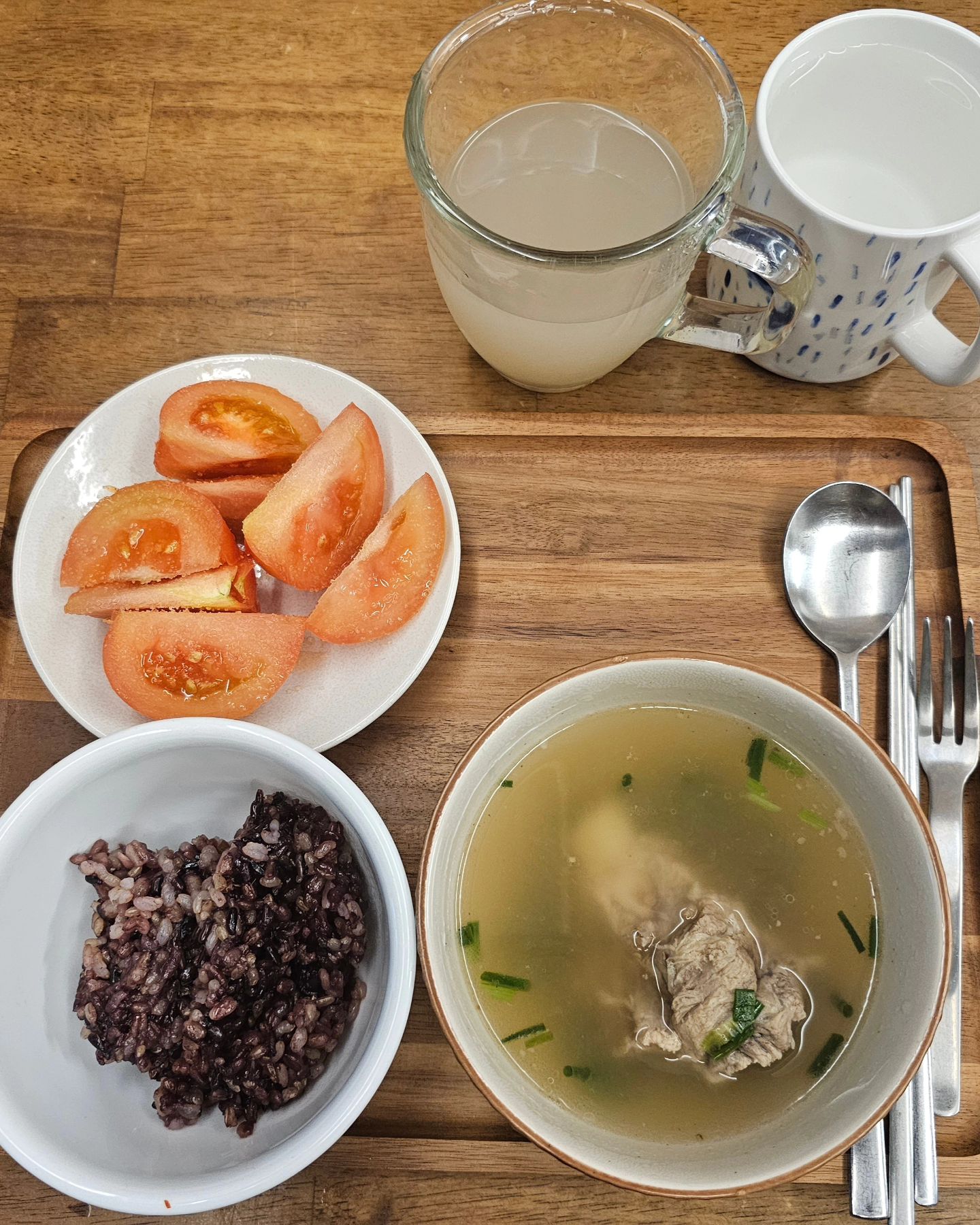 20240518 지난주 식단기록.
지난 아침 식단 기록.
초.중. 고딩 아침식사 잘 먹이기 위해 노력중.
이른 시간에 일어나서 학교 준비후 식사하는
1호님 입맛에 맞는것으로 시작으로 2호,3호도
잘 먹는것으로 준비.
자동 새벽기상 5시하면서 바꾸고 있는 나의 시간.
이제 조금 익숙해져서 식사준비해놓고 독서도 
할 수 있는 시간이 생기는구나.
요즘은 음식에 대한 관심이 더 많이 생기게 되고
찾아서 공부하는 시간을 가지게 되는것 같네.
세아이들 잘 먹는 것으로 준비해보자~^^

아침 잘 먹지 않는 나도 이제는 챙겨먹게되고.
한층더 건강해지는 시간이 되는것 같다.

#학생 식단#아침식사메뉴 #건강식단