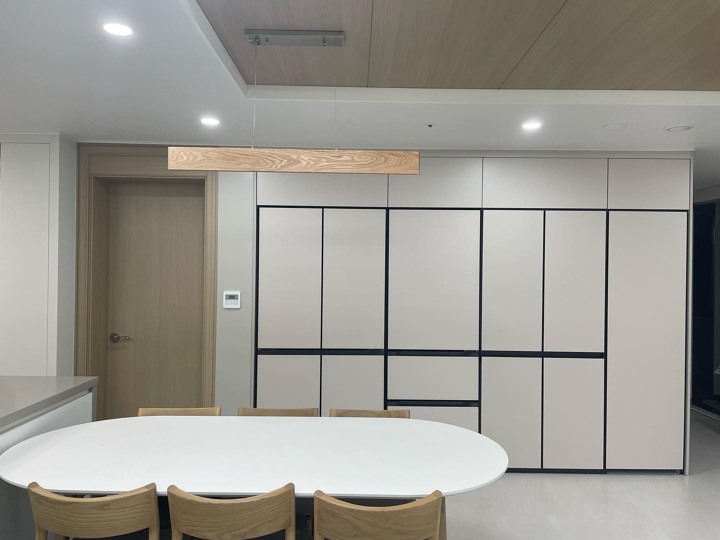 학교에 입고갈 옷은,
꼭 스타일러에 넣어 돌려달라는 큰따님.
드라이 밑긴것처럼 보슬보슬하니 좋다☺️
⠀
#냉장고장리폼#LG오브제#냉장고#김치냉장고#수납장#스타일러장#오브제색상#오브제냉장고장