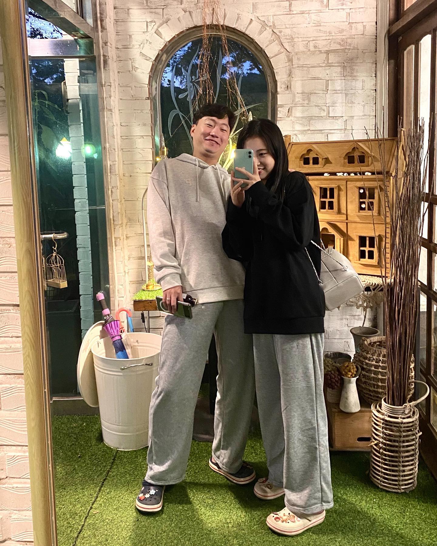 항상 날 웃게 해주는 사람💚

몇 주 전에 같이 추석에 커플로 입고 갈 후드티와 바지 장만했었는데 추석까지 못 기다리고 미리 먼저 같이 첫 개봉했던 날✨
이날은 비가 정말 엄청나게 쏟아져서 하늘에 구멍뚫린 줄 알았던 날이었다☔️ (이 비를 마지막으로 엄청나게 날씨가 추워졌지😅)

짝꿍이는 파스타를 안 좋아해서 항상 필라프만 먹었는데 내가 파스타 엄청 좋아하는데 이날 먼저 파스타 먹으러 가자고 해줬던 날🤩❤️
짝꿍이가 먼저 파스타 먹으러 가자고 하는 낳은 흔하지 않아서 신나게 언능 파스타 맛집 알아봤지~ 근데 진짜 짱 맛있었고 해산물도 많이 주고 새우도 튼실한 게 나도 짝꿍이도 엄청나게 기억에 남았던 파스타 집이당🍝 (카페도 같이하는 건지 마당을 엄청 이쁘게 꾸며둬서 더 재미있었고 장난치면서 서로 사진 찍어줬던 소중한 시간🫶🏻) 
유아용이든 뭐든 신경 안 쓰고 자동차 보이면 무조건 타고보는 쟁이커플입니다ㅋㅎㅋㅎ🐸

🏎️2023.09.21Thursday🏎️#여주맛집 
📝2023.10.07Saturday📝#쟁이커플