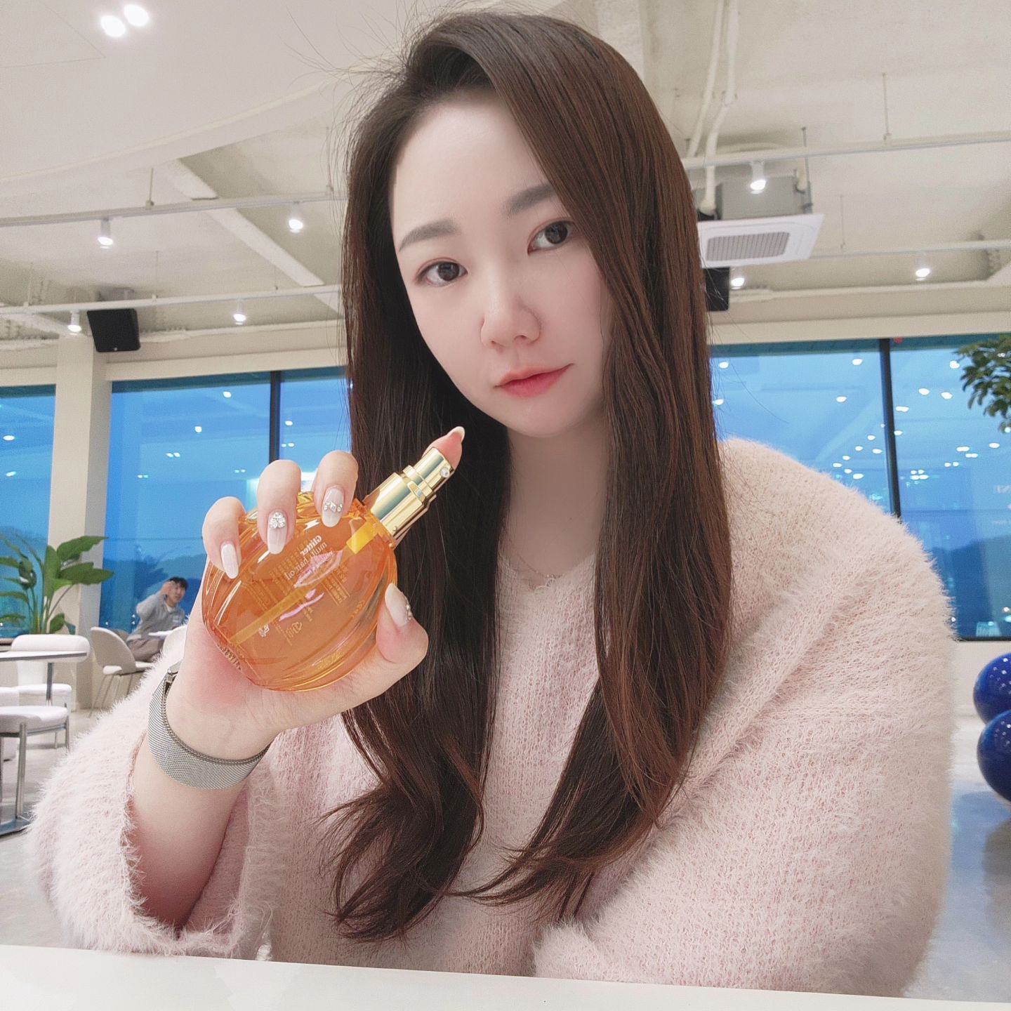 #협찬 #닥터스시크릿글리터멀티헤어오일 

극손상모로 건조한 머릿결을 가진 사람 나야나 🙌🏻
끈적이지 않고 찰랑이는 모발을 만들어줄 헤어오일을 찾아왔어요!

오늘 소개할 헤어 제품은?
닥터스 시크릿 글리터 멀티 헤어 오일이에요.
미용실에서도 사용할만큼 무겁지 않고 흡수가 잘 된답니다.

건조한 모발에 영양과 보습을 쏙쏙 채워주니까
찰랑찰랑 윤기나는 머릿결로 관리할 수 있어요.

직접 사용해보니 끈적이지 않고 가볍게 발려서
데일리로 사용하기 정말 좋은 멀티 헤어오일!

닥터스시크릿 글리터 멀티 헤어오일로
걱정없이 머릿결 관리해보아요.💓

yuhwa_bio_cosmetic 
doctors_secret_official 

#미용실제품 #극손상모 #헤어에센스 #헤어오일 #헤어오일추천 #doctorssecret