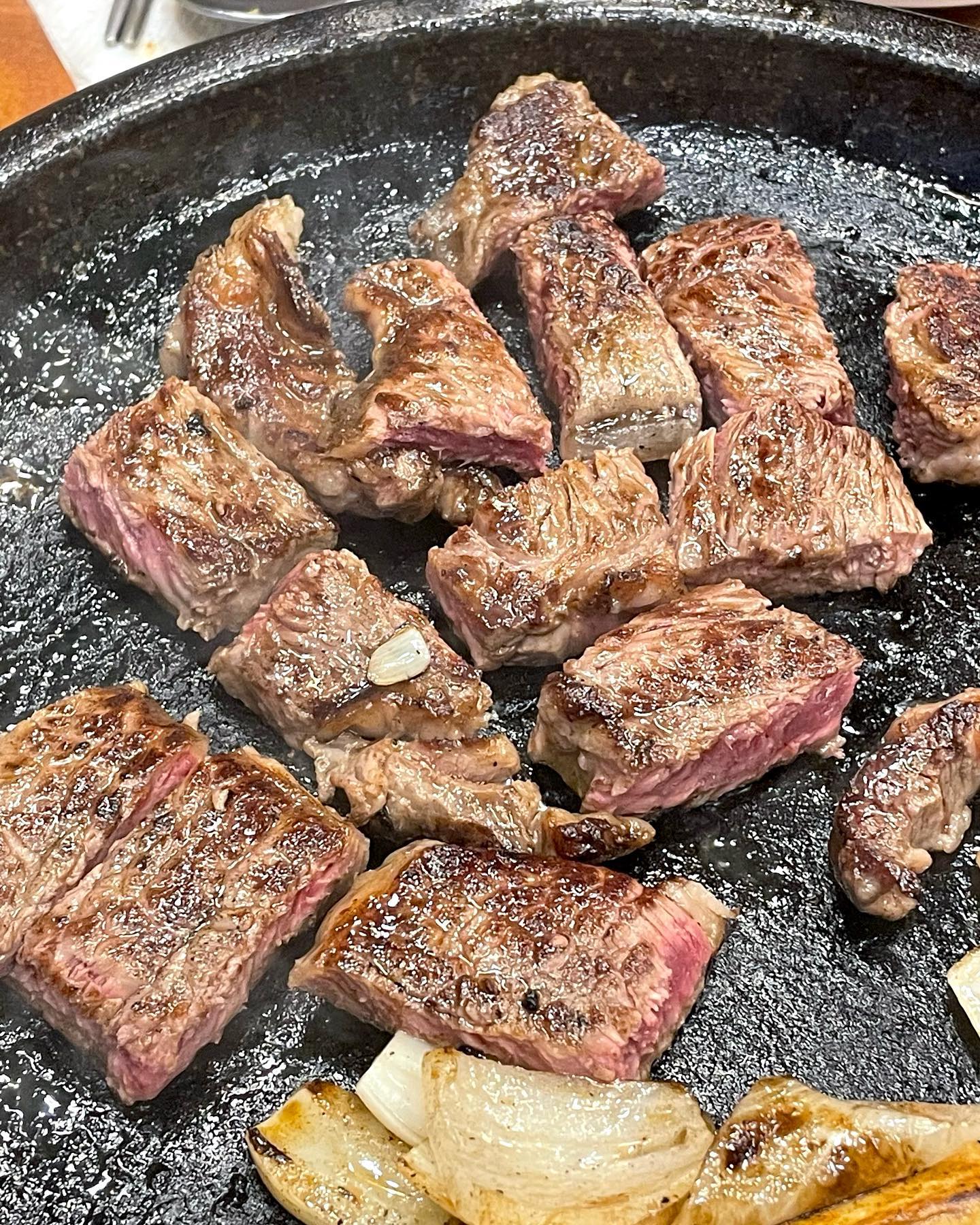 #보냠냠_부천 #한우터 #정육식당
저기압일 땐 고기 앞으로,,, 그렇다고 저기압은 아녔지만! 소고기는 언제 먹어두 옳다,,그럼요 당연하죠~~ 좋은 퀄리티의 고기를 합리적인 가격에 먹을 수 있오소 정육식당을 즐겨 찾는 편! 특히 이날 꽃등심 미쳐쑴❤️‍🔥 부드러운 새우살도 츄릅,,🥹 고기만 먹기 아쉬우니까 입에서 살살 녹아서 댕 맛있는 육회로 입가심해듀면 마무리까지 갓벽💕 부천 피플 다 가보숑😎😎

#🥄🥄🥄🥄🥄