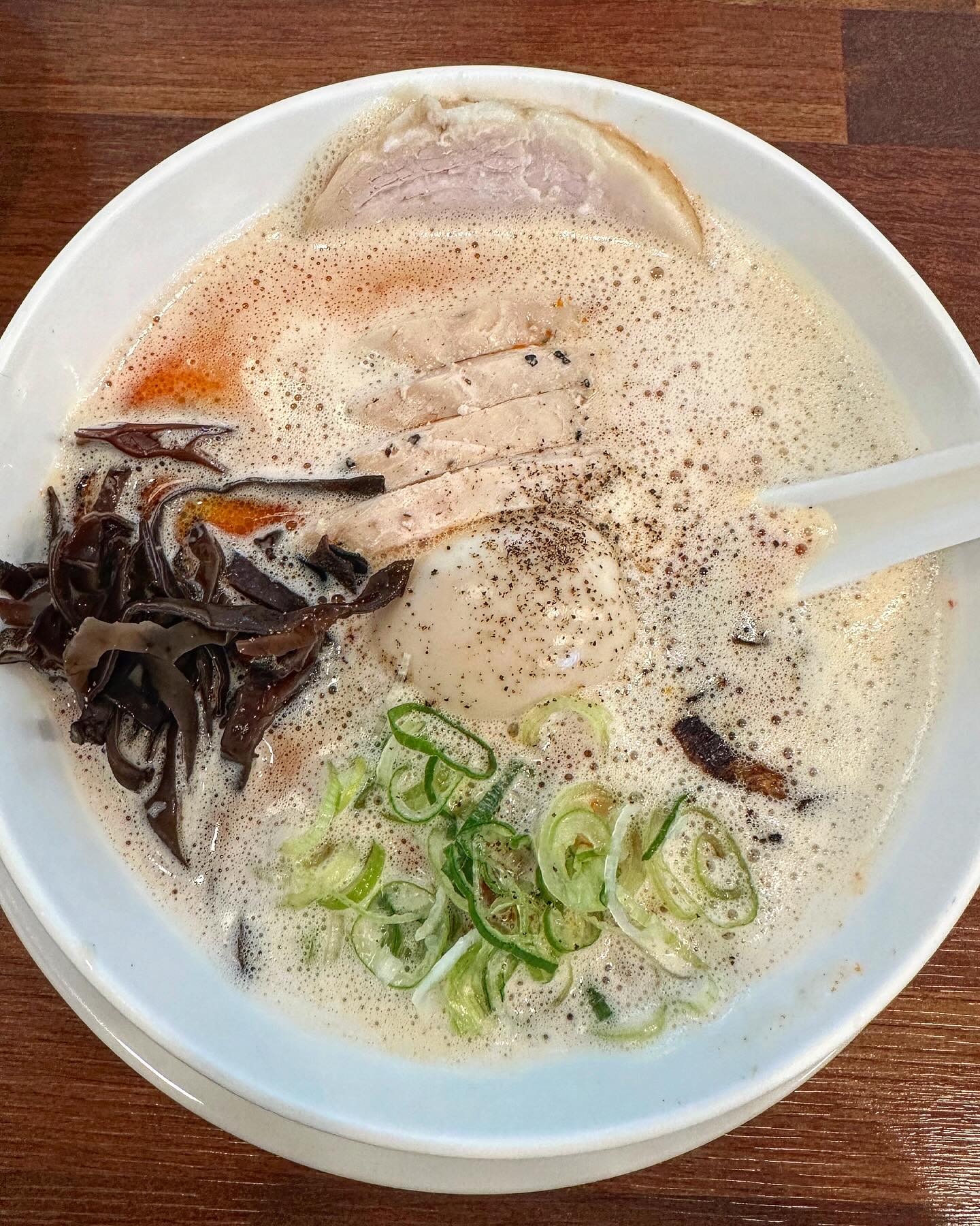 인스타를 잘 안하다보니 귀찮은데 이건 올려야겠다. 먹스타그램이었으니까!! ⭐️미쉐린가이드 5번 받은 오레노라멘🍜

메뉴는 단순하게 카라빠이탄(매운거)/토리빠이탄(안매운거) 끝!
엄청 찌인한 닭육수+부드러운 닭 고명! 차슈추가 했는데 1장씩 나눠주냐고 물어봐주셔서 그렇게 해달라고 했다 :) 차슈 크기가 엄청 크고 부들ㄹㄹㄹ

면, 밥, 국물 리필이 가능 🍚 김치 달라고 하면 김치도 주고 테이블에 기본 피클은 있다. 합정이 본점이지만 안국 인사점 직원분들 친절했고 맛있게 잘 먹고 왔다! 첫맛은 짠가? 싶었는데 끝맛이 깰끔- 조카는 매운거 먹다가 안매운거 먹으니 느끼하다는 말도 했지만 진한 육수 좋아하는 나는 하나도 안느끼했다는 🤭 또 먹고 싶다.......🤍

#안국맛집 #안국역맛집 #오레노라멘 #라멘맛집 #미쉐린가이드서울 #서울핫플