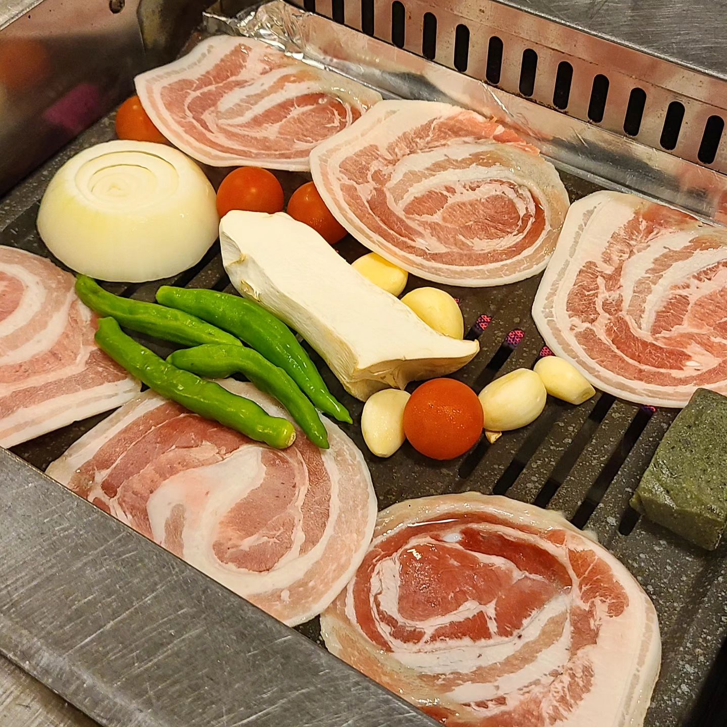 꽃처럼 예쁜 꽃삼겹🐷

✅️교대이층집 상암점
✅️마포구 월드컵북로48길 19 상암 빌딩 2층
🌬디지털미디어시티역 9번 출구
✔️꽃삼겹(2인분) 34,000원
✔️볶음밥(한판) 13,000원

교대이층집에서 꽃삼겹과 볶음밥 먹고왔지요🙋‍♀️ 오뎅탕과 푸짐한 반찬은 기본찬! 기본찬 부터 벌써 푸짐하다. 돌돌 말린 예쁜 꽃삼겹은 푸짐하게 나온 반찬들과 싸먹으면 궁합 최고! 요기는 쌈채소가 필요가 없다. 꽃삼겹으로 쌈 싸먹으면 되니까😆

푸짐하게 나오는 볶음밥은 안먹으면 섭섭하다네😋 살짝 눌리듯 볶아진 볶음밥 또한 쫀맛!! 볶음밥이 13,000원이라니 너무 비싼데? 했다가 푸짐하게 나오는 볶음밥 비주얼에 그말이 쏙 들어갔다🫢 오늘도 푸짐하게 잘 먹고 갑니다~

#꽃삼겹 #상암동맛집 #월드컵경기장