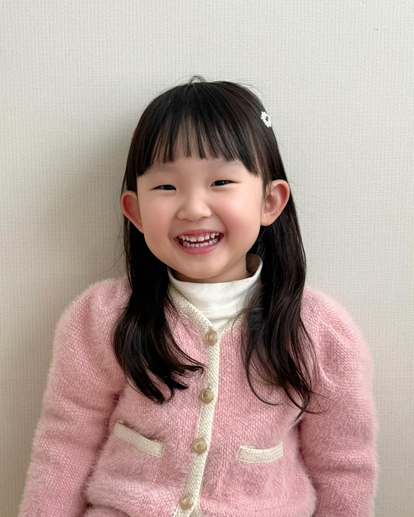 유치원 다니는 언니 👧🏻

입학 준비물 벼락치기 준비
저만 그랬나요…🫠
쿠팡으로 다 해결했지만
증명사진이…!!!!!!
급하게 호다닥 집에서 찍어 만든 증사📸

아린이는 유치원 잘 적응하며 지내고 있어욤
선생님이 어휘력이 남다르다며
말 너무 잘한다 해주셔서 입꼬리 씰룩..🦔🦔🦔

유치원 입학한 친구들
어린이집 다니는 동생들
엄마들도,,(?)ㅋㅋ
모두 축하해요!!!! 🎉

#유치원입학 #아기증명사진 #셀프증명사진