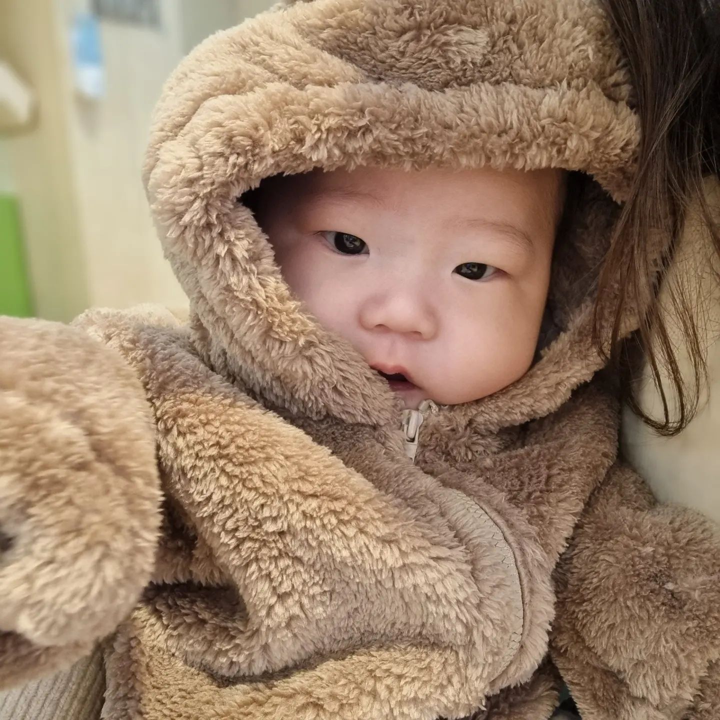 +90일

처음부터 지금까지 열은 없었고, 주말부터는 컨디션도 좋아지고 수유량도 돌아왔다. 심지어 어제부터는 수유량이 늘었다. 그래서 가래 소리가 좀 심하게 들려도 잘 나아가고 있거니 했다.

근데 약타러 병원갔더니 선생님이 RSV같다며 입원을 권유하셨다. 가래가 심상치 않다고.. 급하게 원주 세브란스 외래 예약을 하고 짐을 쌌다. 허둥지둥 하면서도 조리원 동기들이 입원 준비물 꼼꼼히 알려주셔서 짐 잘챙겨서 맘의 준비를 하고 세브란스로 갔다.

컨디션도 괜찮고 수유량도 좋아서 통원을 권유하시다 사진을 찍어보니 가래가 가득 차있어 입원을 결정했다. 
근데 pcr검사를 해야 입원이 되는데 결과 나올 때까지 응급실에 있을 위급한 상황은 아니니 오늘 입원실 예약해놓고 pcr검사하고 내일 입원하자신다. 

그렇다.. 허겁지겁 싼 짐 풀었다가 다시 싸야한다...^^ 

그렇게 오늘 엄마 체력 방전.. 단이는 모빌보며 소리를 지르고 웃으면서 논다.. 다행이긴 다행이다..ㅋㅋㅋ🤣🤣

2022.11.22.
