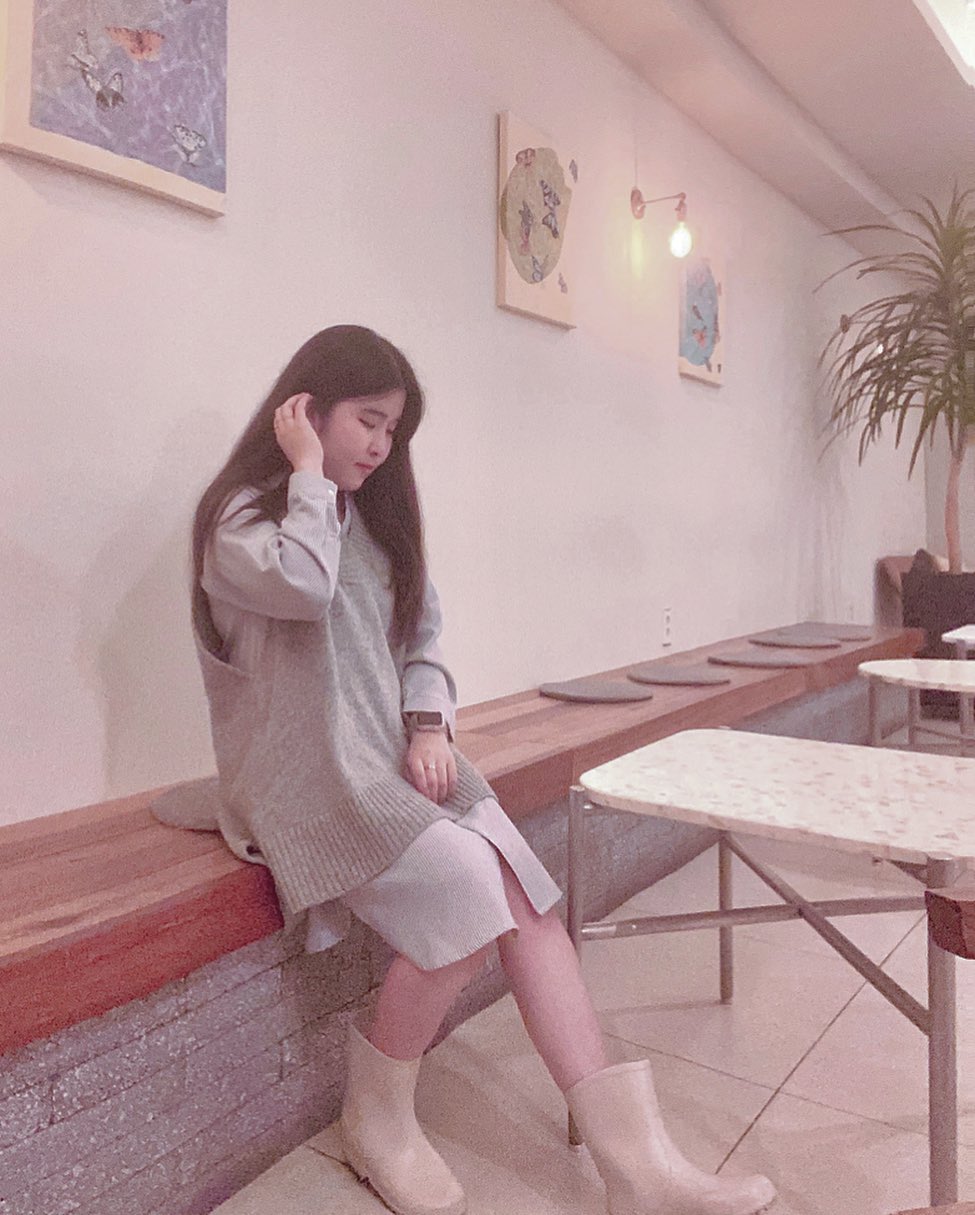 #0504 #혼여 
.
.
#비오는날☔️ 이지만
맛있는거 배불리 먹고
내가 좋아하는 #장화 신고
#조용한카페 가서 행복한 날 
.
.
.
.
.
.
.
.
.
#instagram #instadaily #instalike #instagood #lll #ffff #flf #북구 #gwangju #97 #97년생 #coffee #cafe#카페투어 #조용한카페 #장화 #비오는날 #비오는날☔️ #장화 #ootd #daily #dailylook #likesforlike