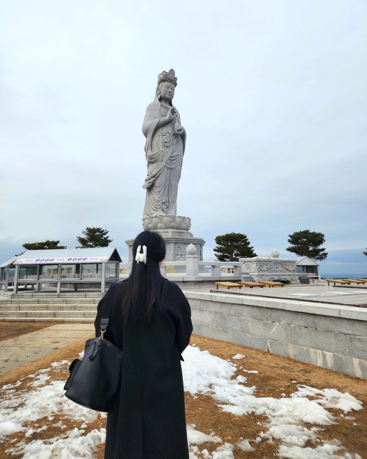 🏞 

낙산사 

템플스테이 다녀온 것들이
꼭 나랑 가야겠다며 
추위에 바들바들 떨면서 데려간 곳 

눈이 녹아서 바닥은 진흙이 질척거리고
바닷바람이 엄청 불었지만 산책하기 딱 좋았다