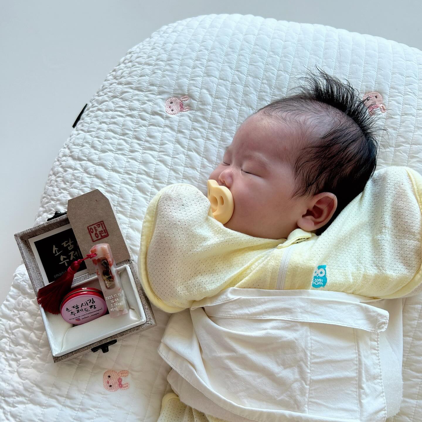 10개월간 우리의 연결고리ᰔ
평생 간직하라고 도장에 쏘옥-넣어서 만들어주기

👶🏻우래기 이름, 한자, 발자국
태명, 태어난몸무게, 날짜, 시간, 띠(토끼)
모두 넣었더니 너무 특별하네

돌도 직접 선택할수있어 넘 좋았고,
받아보니 더 고급지고 색감도 너무 예쁘고 내맘에 쏙-

도장도 만든기념으로 통장도 만들었으니
엄마가 열심히 쪼금씩 모아볼게
새뱃돈은 바로바로 반납하렴😌

sodam_saegim