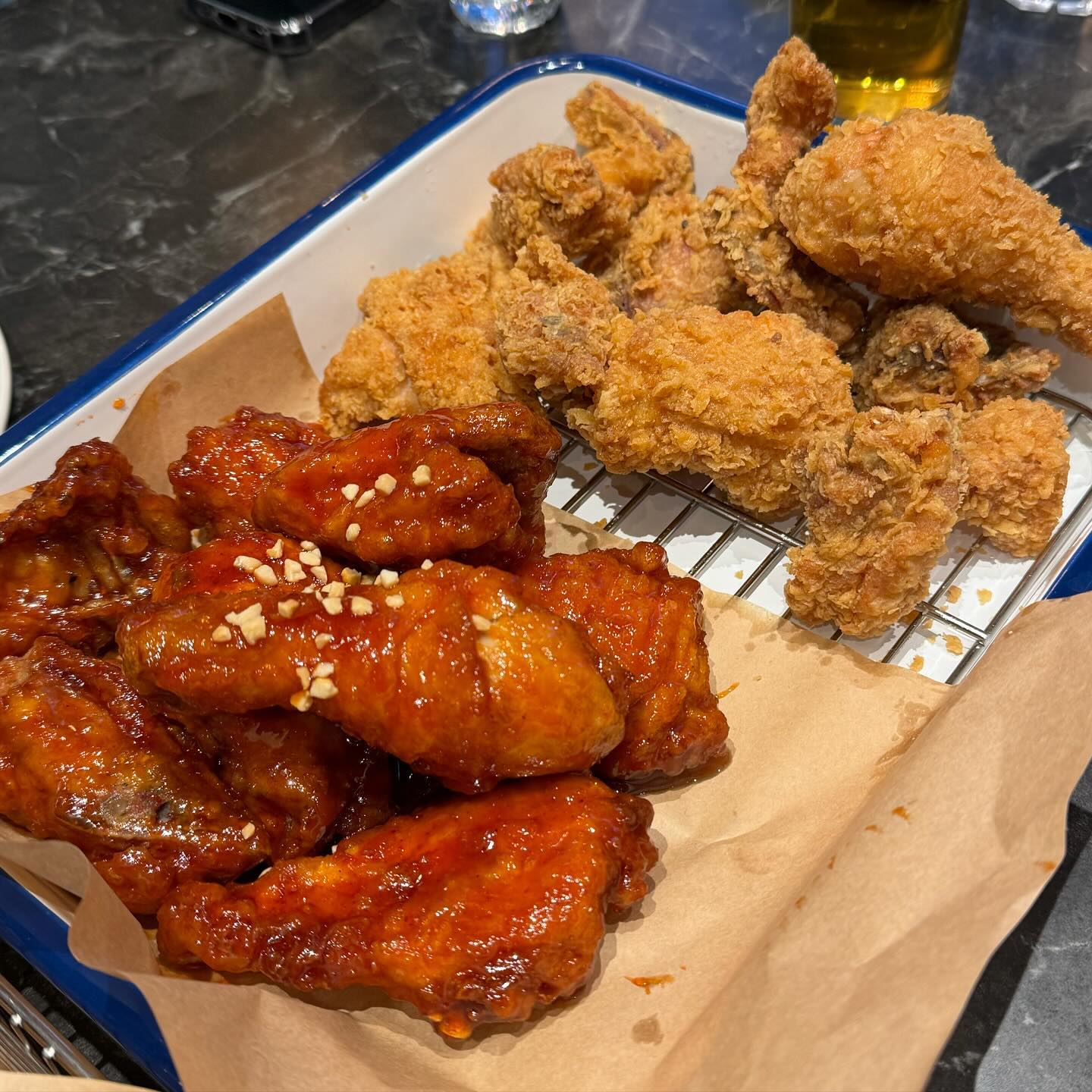 〰️
📍BBQ 서울역 트윈시티점

⭐️⭐️⭐️⭐️⭐️
치킨은 역시 매장에서 먹어야 더 맛있당😋
바삭한 후라이드에 달콤한 양념치킨 아주 완벽🍗🍗🍗

📋
황올 반 양념 반 21,000원
BBQ소떡 3,000원

🗺️
서울 용산구 한강대로 366 1층 102호