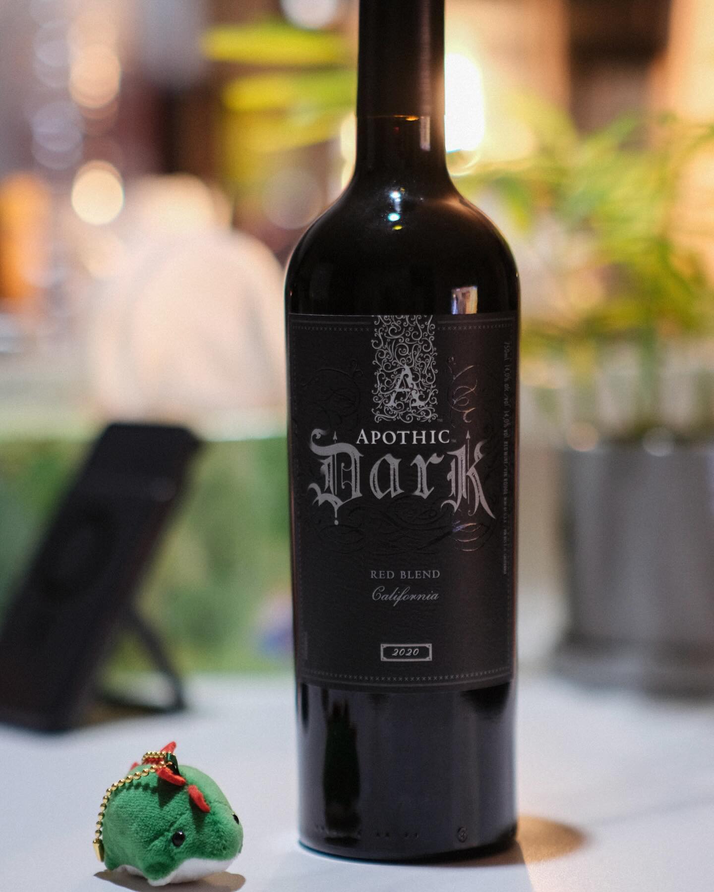 #협찬 #광고
⠀ 
초콜렛 느낌이 진한, 아포틱 다크입니다🍷
시크한 블랙&회색 라벨이 매력적인 와인인데,
베리류의 과실향과 커런트의 캐릭터들에 초콜렛, 가죽 스러운 느낌이 잘 어우러지고 적당한 타닌감도 매력적이여서 맛있는 와인!
음식없이 즐기기도 너무 괜찮습니다👍🏻

🇺🇸 Apothic
유럽의 블렌딩 전통을 따르면서도 캘리포니아의 품종들을 사용해 완전히 새로운 스타일의 와인을 탄생시킨 캘리포니아 신성 와이너리, 아포틱🍇
미국에서 가장 사랑받는 와인 브랜드이자 프리미엄 와인 브랜드 중 급성장하는 브랜드 7회 이상 선정✨
미국 레드와인 판매 1위, 프리미엄 와인 브랜드 판매 1위

⠀
✨공식 테이스팅 노트
풍부한 블랙베리 아로마와 선명한 타닌이 특징인 쁘띠 시라가 먼저 존재감을 보여줍니다. 이후 보이센베리 파이, 블랙체리향과 부드러운 타닌의 테롤데고의 특징과 함께 석류, 향신료 향. 진판델이 가진 감초 향과 까베르네 소비뇽이 가진 블랙 커런트, 레드 커런트 아로마가 조화를 이루며, 입 안에서는 풍부하고 부드러운 미감.
⠀
⠀
#아포틱
#🍷
#와인
#술스타그램
⠀
-

apothicwine 
vinoapothic
lottewine
winebook_official 

#apothic #아포틱레드 #아포틱다크 
#아포틱까베르네소비뇽 #미국판매1위
#미국와인 #레드와인 #와인스타그램 
#와인북 #갤로엔젤스 #wine #ワイン  
#와인북 #follow #선팔 #맞팔

지나친 음주는 뇌졸중, 기억력 손상이나 치매를 유발합니다. 임신 중 음주는 기형아 출생 위험을 높입니다.