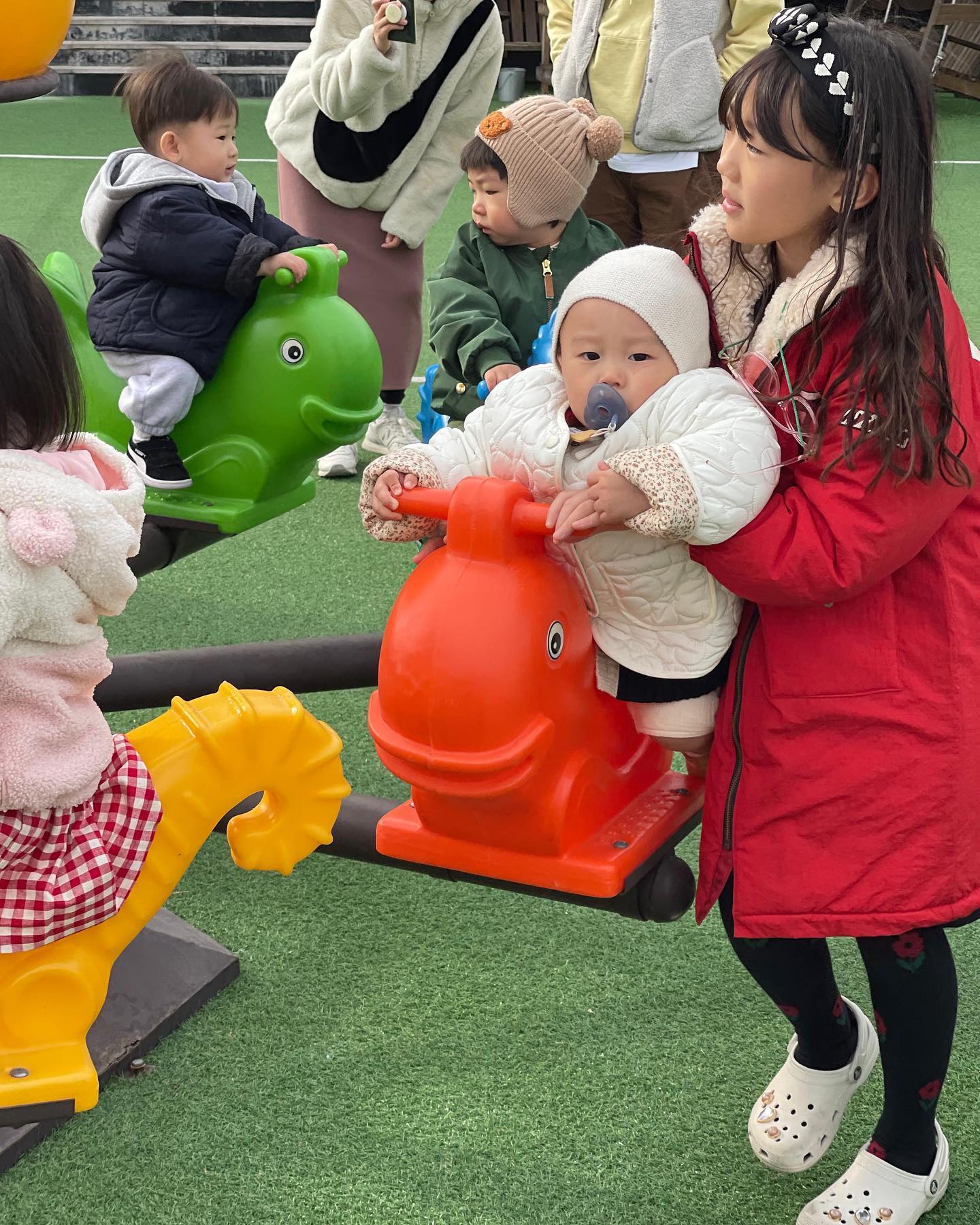 대신 이렇게 
예뿐 투샷을 
건졌다! 
.
.
알밤이 잡아주고 
놀아주는 예뿐누나 
.
.
진짜 예뿐누나! 
사랑스럽지우