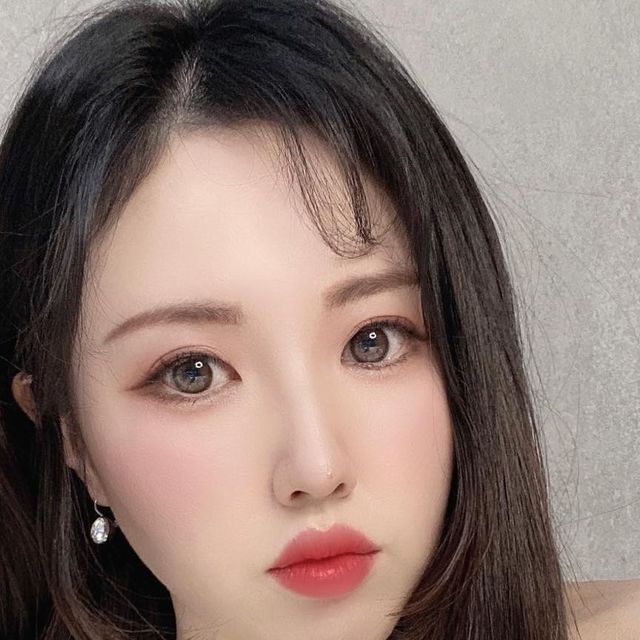 𝙗𝙤𝙣𝙖𝙝𝙤𝙧𝙖🐰 on Instagram: "#광고 내 눈동자의 자연스러운 아름다움,,🔮✨ 입체적인 그라데이션 톤업렌즈➰ 오로라렌즈 ’데이무드 시리즈‘ 착용해봤어요!😘🧡 # Day Mood | Brow