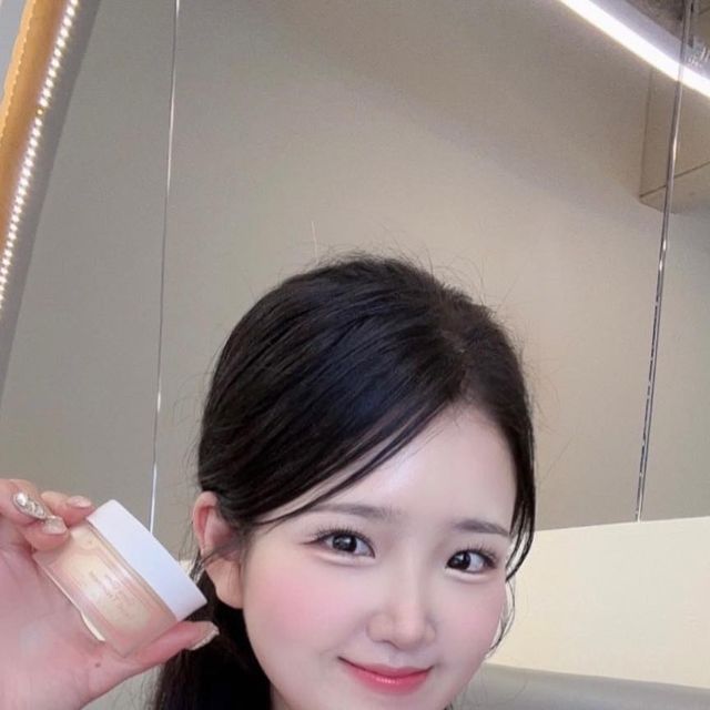 찌원 on Instagram: "#협찬 고유한 피부, 광채를 깨우는 클렌저🫧 ⠀ #다에크 고유 글로우 페이셜 트리트먼트 ❤︎세안할 때마다 좋아지는 피부❤︎ 모공•각질•투명도•유분•보습•미세먼