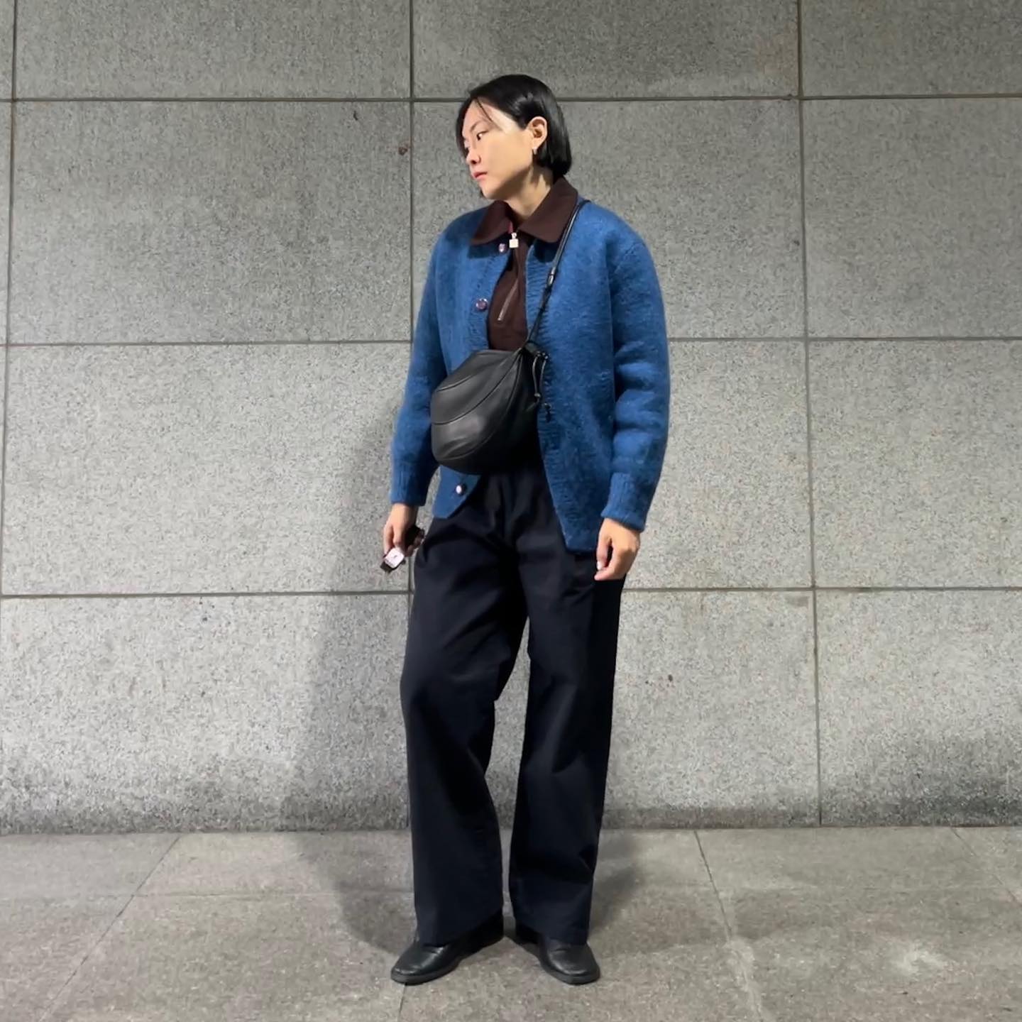 (말 많음 주의)

가디건은 일본 빈티지. 컬러도 컬런데, 퀄리티가 진짜 좋다. 안감이 있는 가디건이 드물기도 한데, 안감이 안쪽에서 뜨는 걸 방지하기 위해 겨드랑이 밑쪽, 그리고 밑단 부분에 고무줄로 셔링이 잡혀있다. 안감에 지퍼주머니도 있고, 눈에 안보이는 곳까지 신경 쓴 감동 디테일이다. 

원단은 엄청 도톰한데 걸어두면 축 쳐져서 늘어나는 그런거 아니고 자기네들끼리 쫀쫀하게 잘 모여있다. 보풀도 안 날것 같고, 음, 앙고라는 아닌 것 같고잘 모르겠다. 할머니까지 가져가야할 옷중에 하나다.

말나온 김에 덧붙이자면, 빈티지는 대체로 자켓 종류만 산다. 옷은 세탁하면 할수록 상하는데, 세탁을 자주 할수 있는 면티나 맨투맨은 상태 좋은 빈티지를 만나기가 어렵다. 니트는 원단 자체가 워낙 약하기 때문에 진짜 소재 좋은 니트 아니고서는 오랜 세월의 흐름을 이겨내지 못하고 보풀 폭탄을 맞는다. 자켓은 세탁을 자주 하지도 못하고, 자켓에 쓰이는 원단들은 대체로 견고하니 상태가 좋을 수 밖에 없기 때문이다. 

30몇년 인생을 살면서, 나름대로, 빈티지에 대한 개똥철학이 쌓인 것 같다. 그러나 이 한가지는 분명한 것 같다. 잘 만들어진 예쁜 옷은 시대를 뛰어넘어 즐거움을 준다는 것이다. 

오늘 말이 너무 많군. 

#일본구제 #빈티지가디건 #빈티지자켓 #가디건코디룩 #집업맨투맨 #스퀘어토 #여자출근룩 #오늘의코디샷 #오늘의오오티디 #패션계정환영